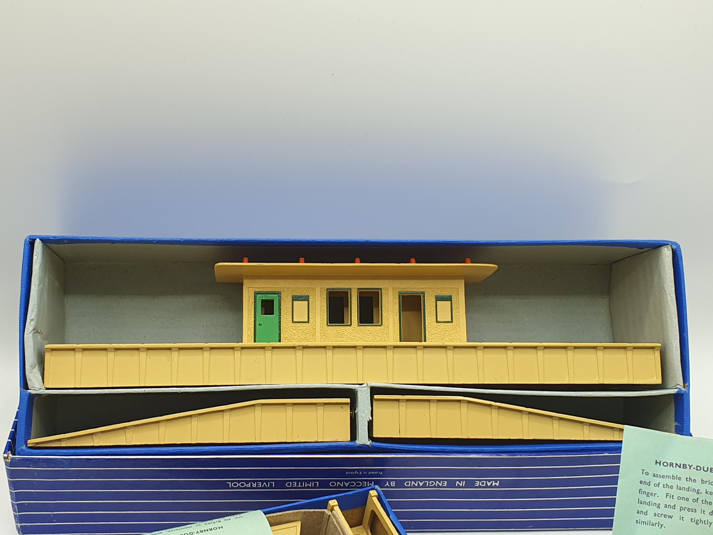 A boxed Hornby Dublo D1 Island Platform, 2x Footbridges and a Level Crossing, all near mint-mint. - Image 5 of 5