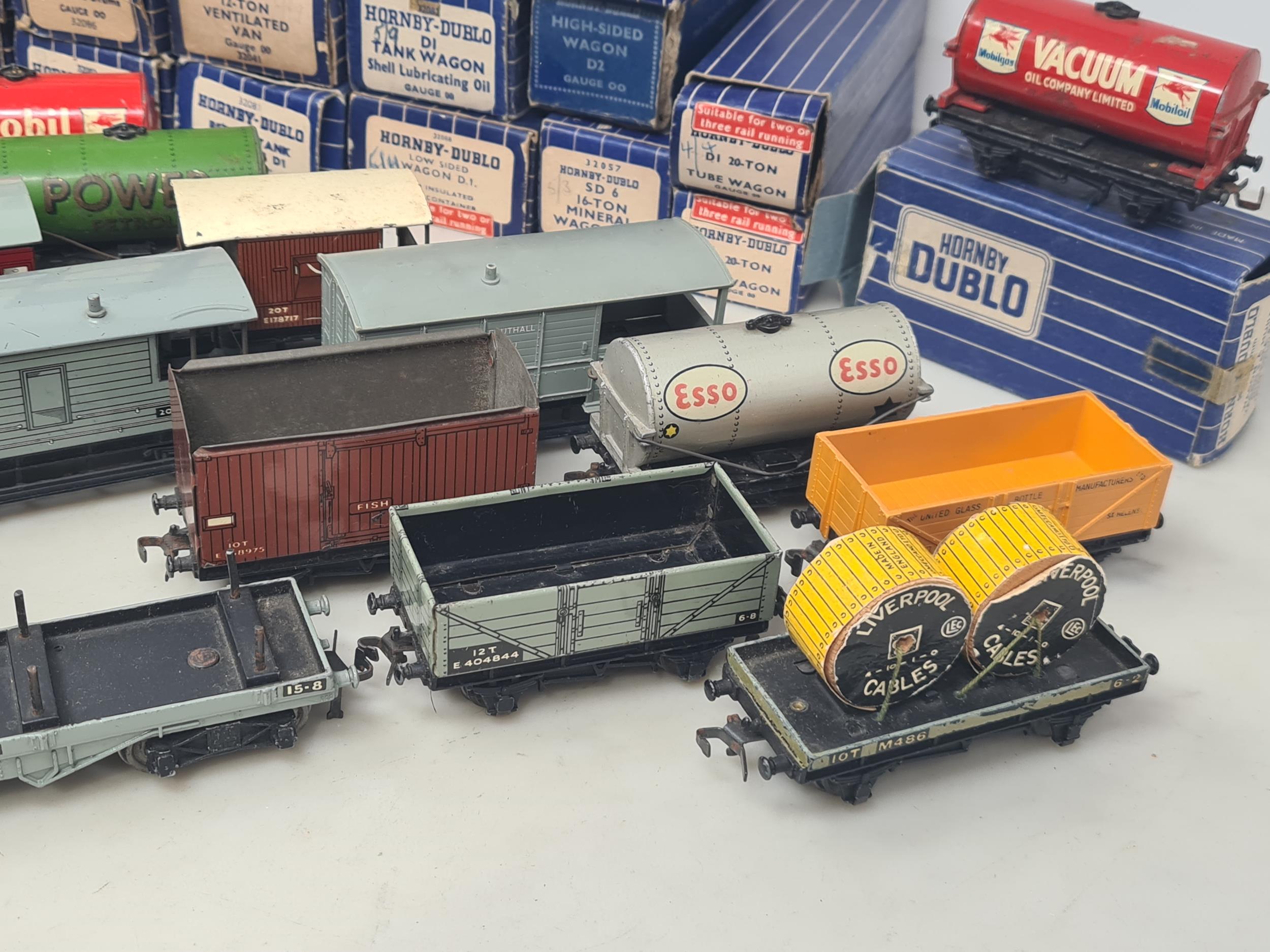 Twenty seven boxed Hornby Dublo 3-rail Wagons (some boxes missing flaps), a boxed 2-rail 4645 Low- - Image 3 of 5