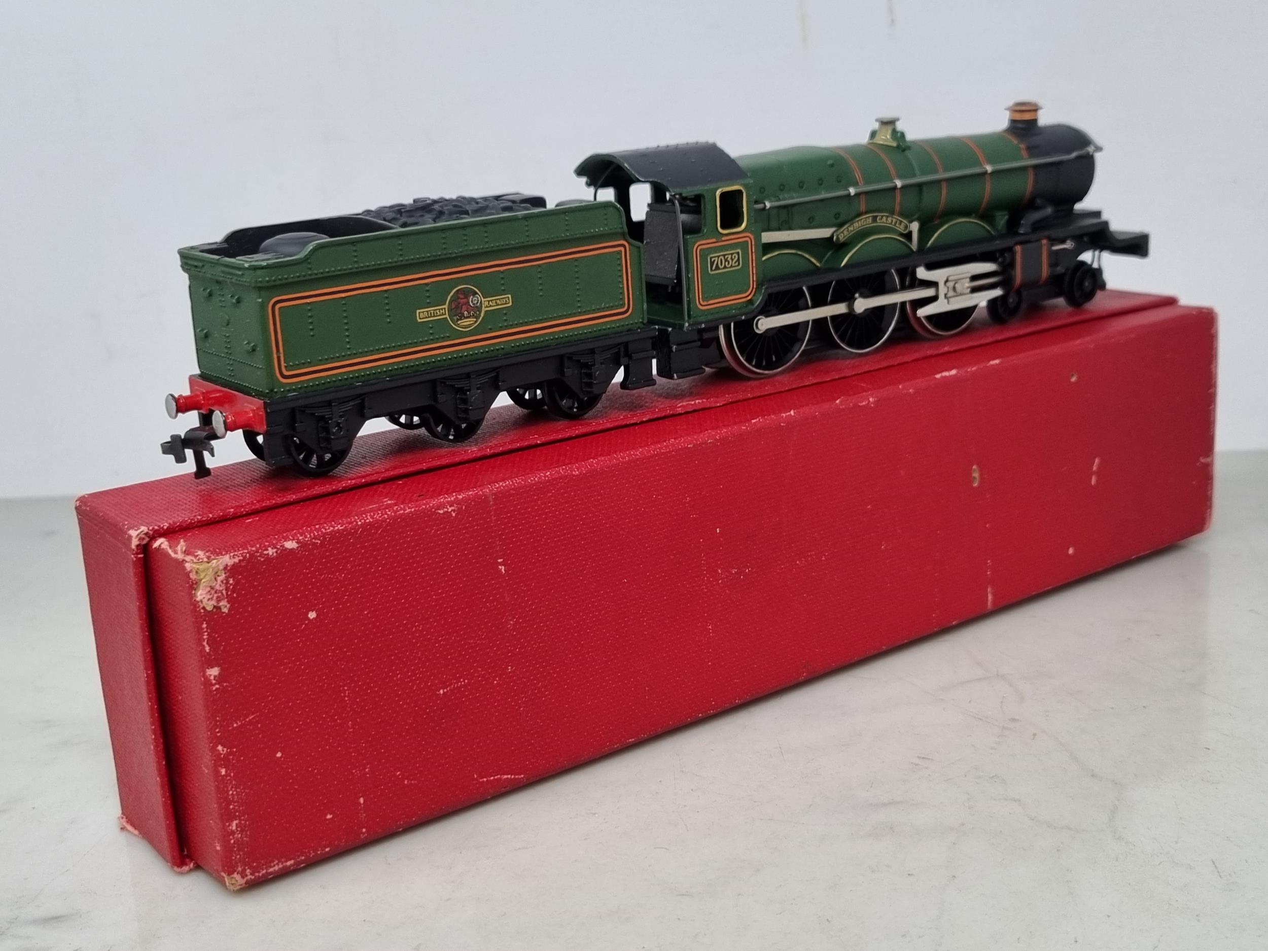 A boxed Hornby Dublo 2220 'Denbigh Castle' Locomotive, unused and in mint condition, box in superb - Image 3 of 3