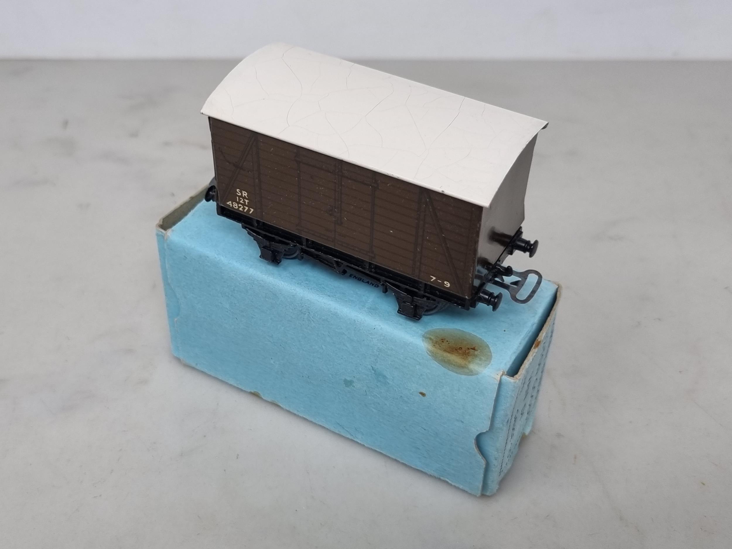 A boxed Hornby Dublo pre-war S.R. D1 Goods Van in near mint condition showing slight crazing to - Image 2 of 3