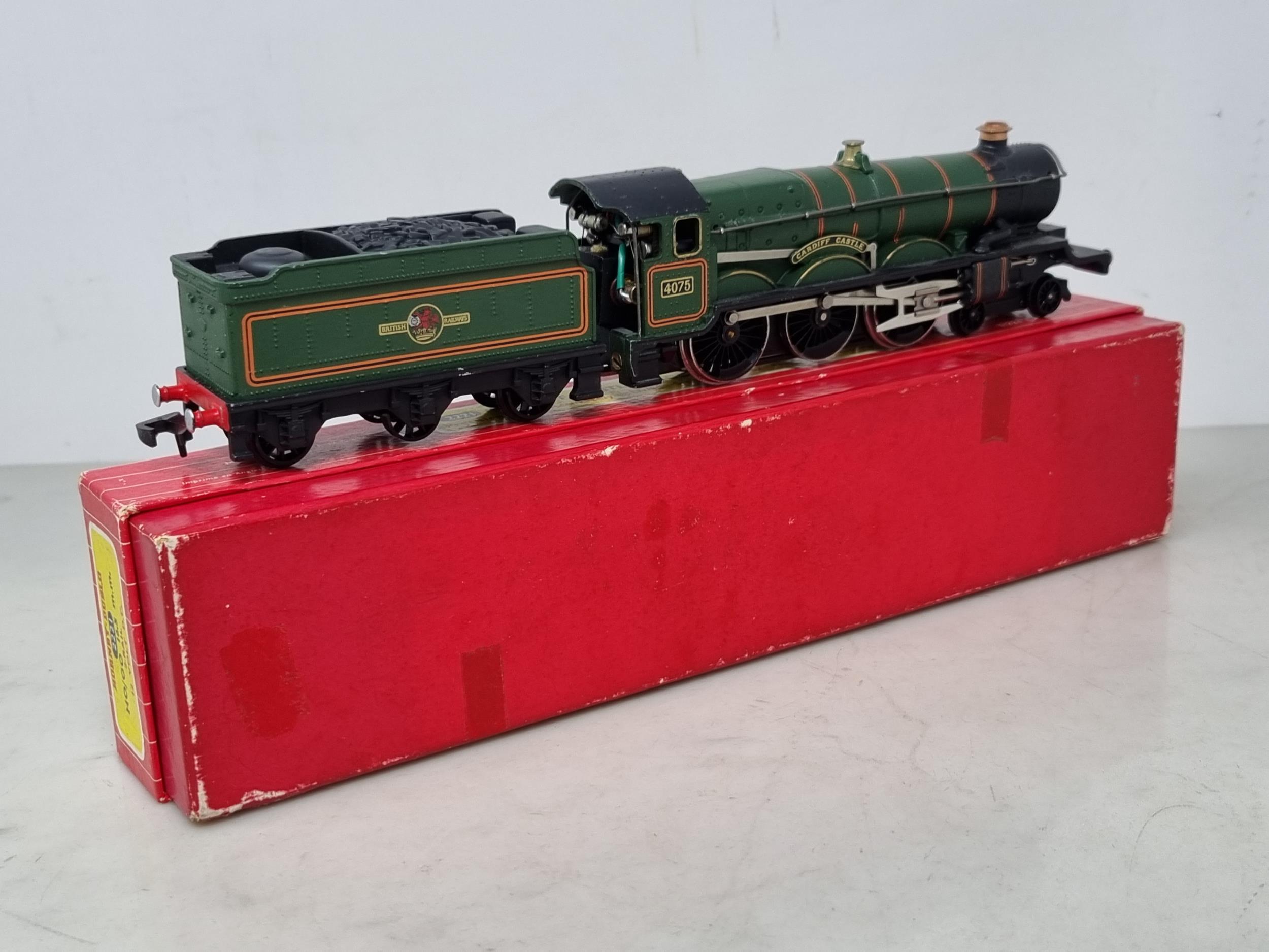 A boxed Hornby Dublo 2221 'Cardiff Castle' Locomotive, unused. Locomotive in mint condition with - Image 3 of 3