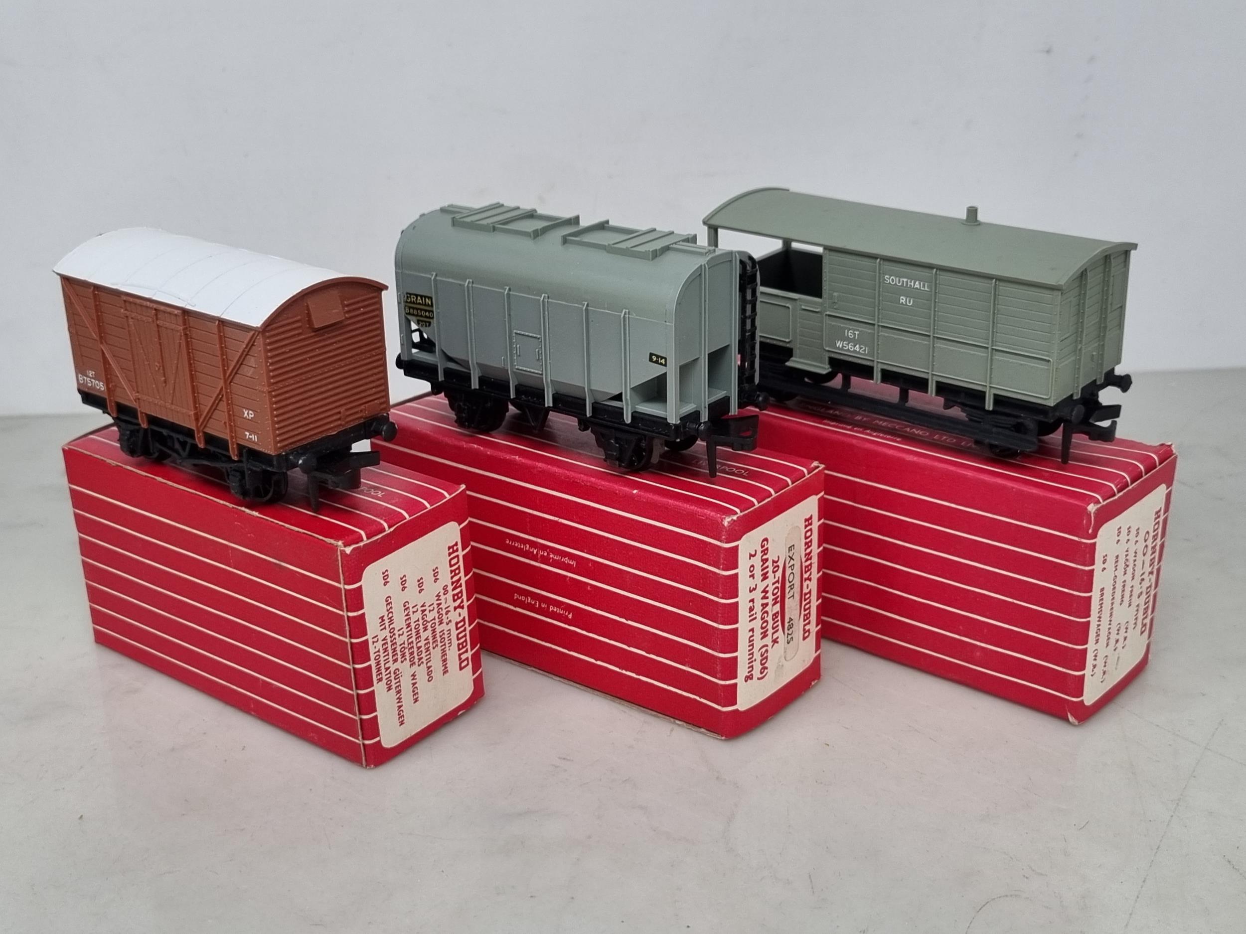 Three boxed Hornby Dublo Export Wagons; 4462 W.R. Goods Brake, 4475 Ventilated Van and 4825 Grain - Image 2 of 3
