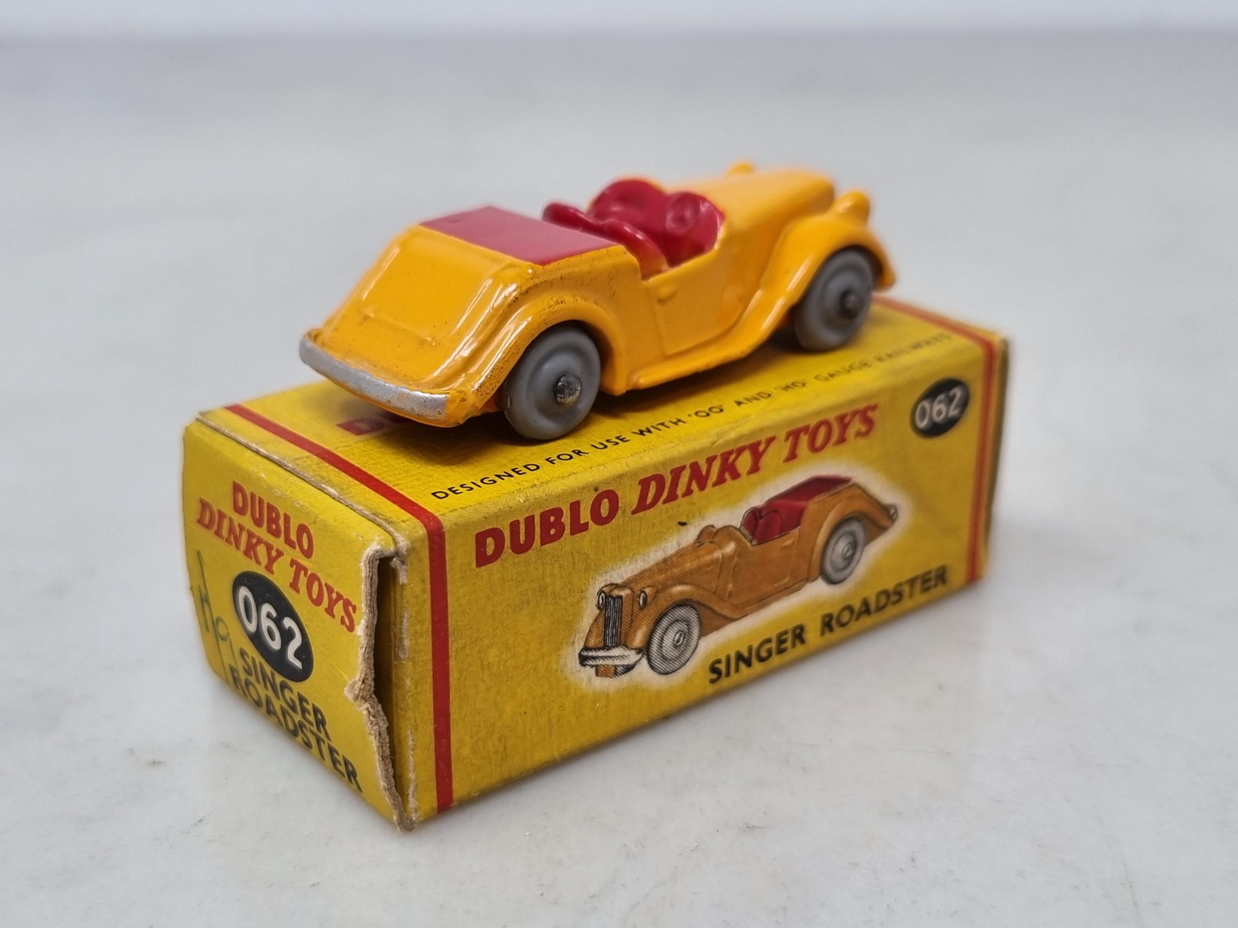 A boxed Dublo Dinky 062 Singer Roadster, M, box Ex - Image 3 of 3