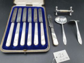 Six George V Dessert Knives with silver blades and mother of pearl hafts, Sheffield 1914, in case, a