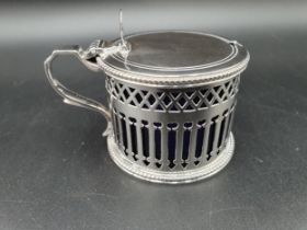 An Edward VII silver pierced Drum Mustard Pot with beaded rim, scallop thumb piece, blue glass