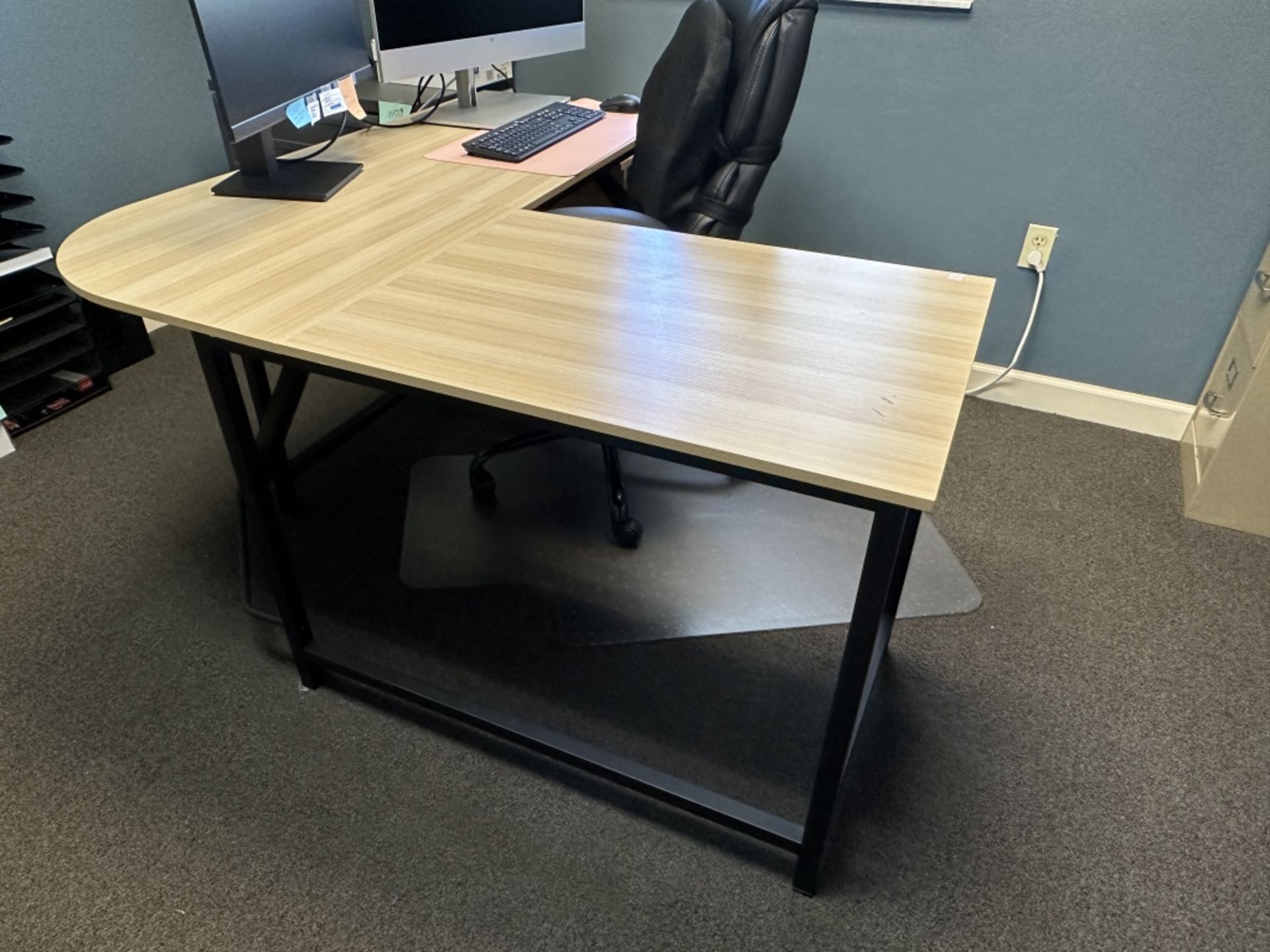 LOT CONSISTING OF L-SHAPED DESK - Image 2 of 5