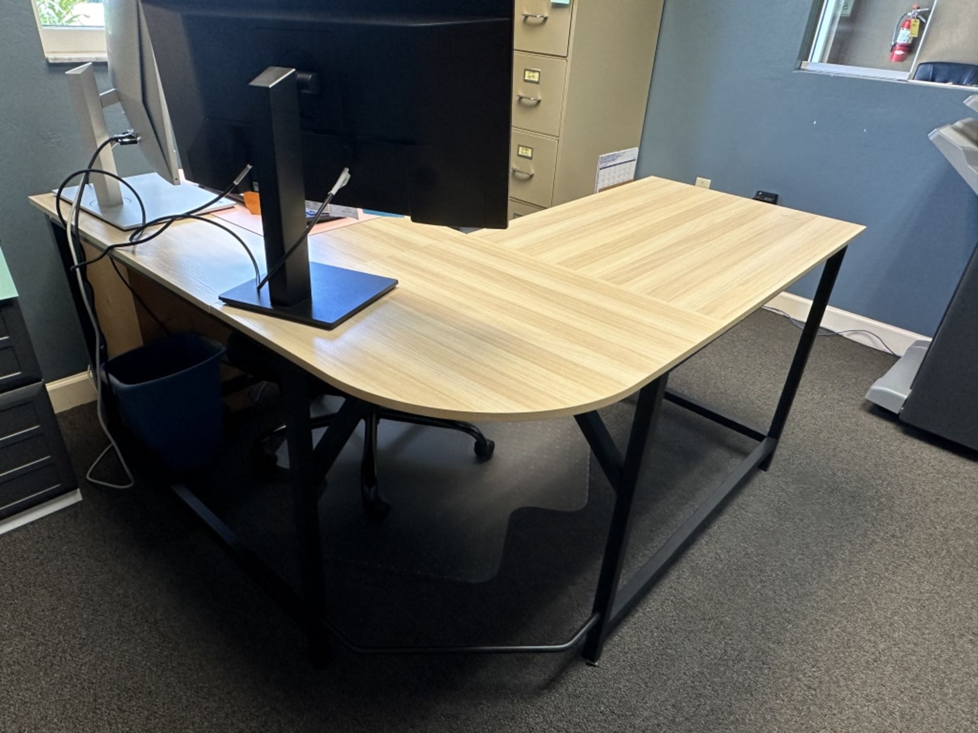 LOT CONSISTING OF L-SHAPED DESK - Image 3 of 5