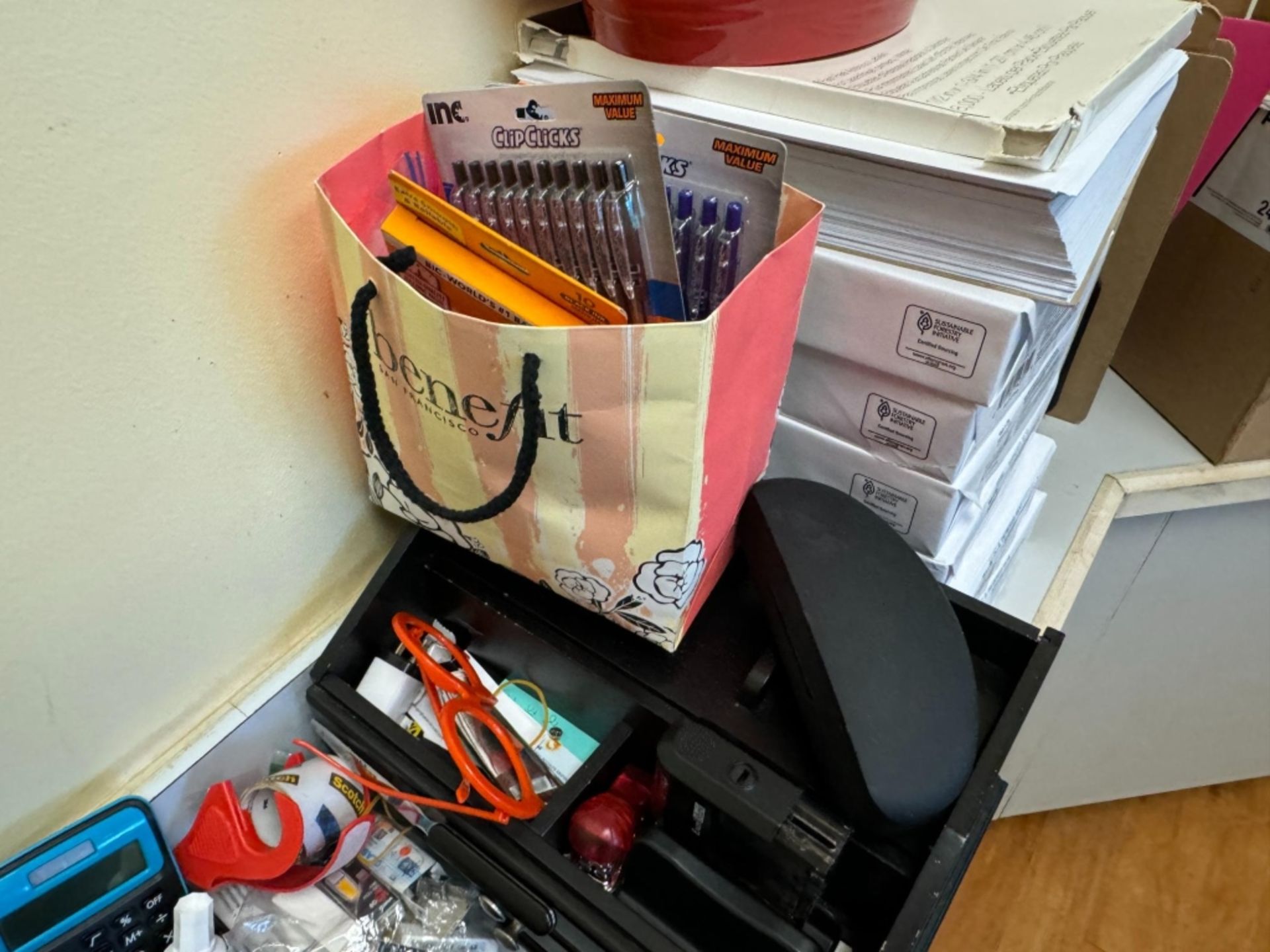 LOT CONSISTING OF ASSORTED OFFICE SUPPLIES - Image 3 of 6