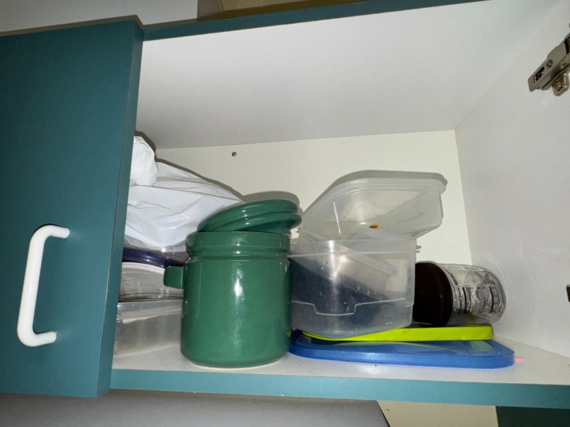 LOT CONSISTING OF ITEMS IN DRAWERS AND CABINETS - Image 5 of 6
