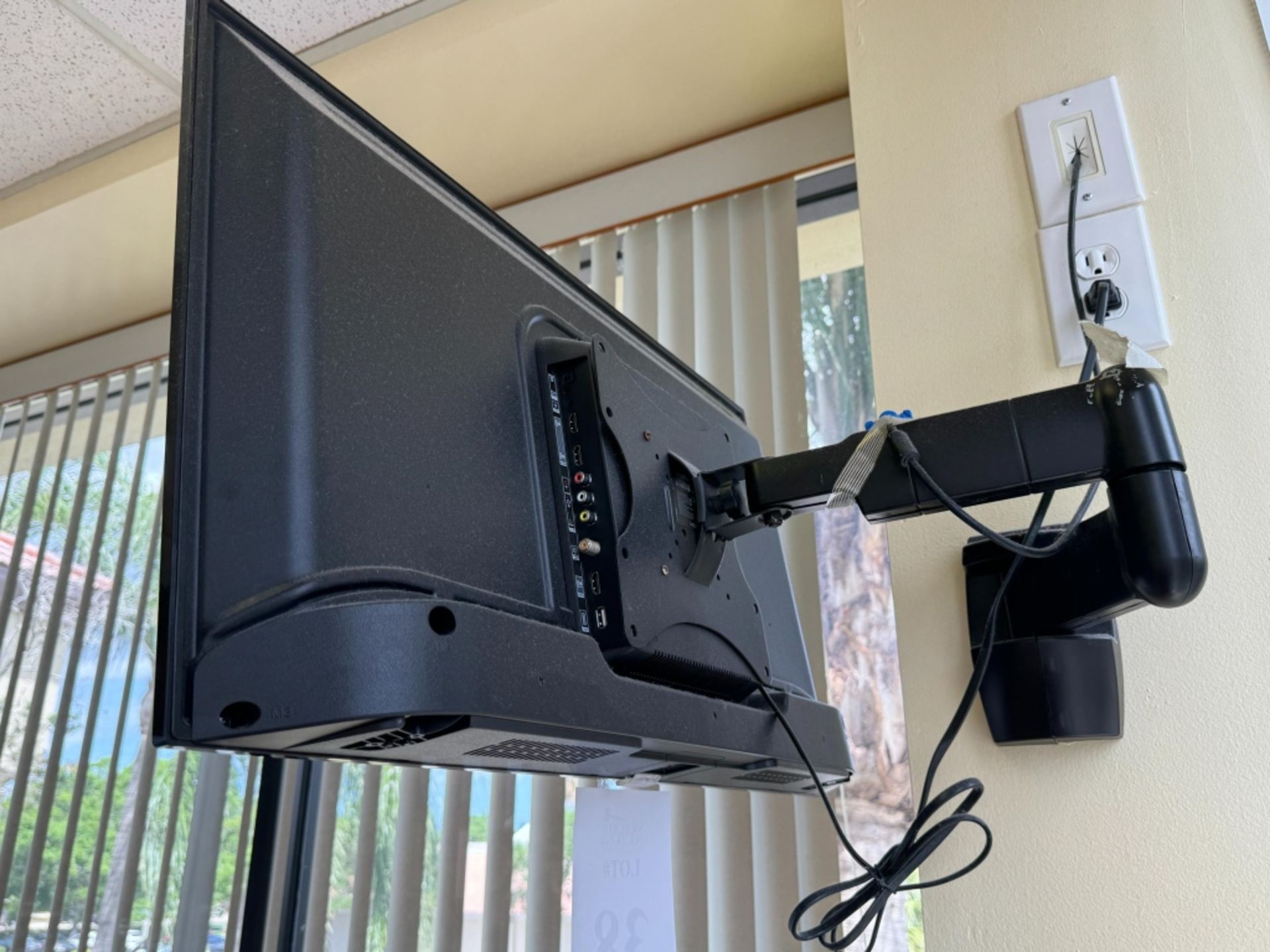 32" TCL TV WITH WALL MOUNT BRACKET - Image 2 of 2