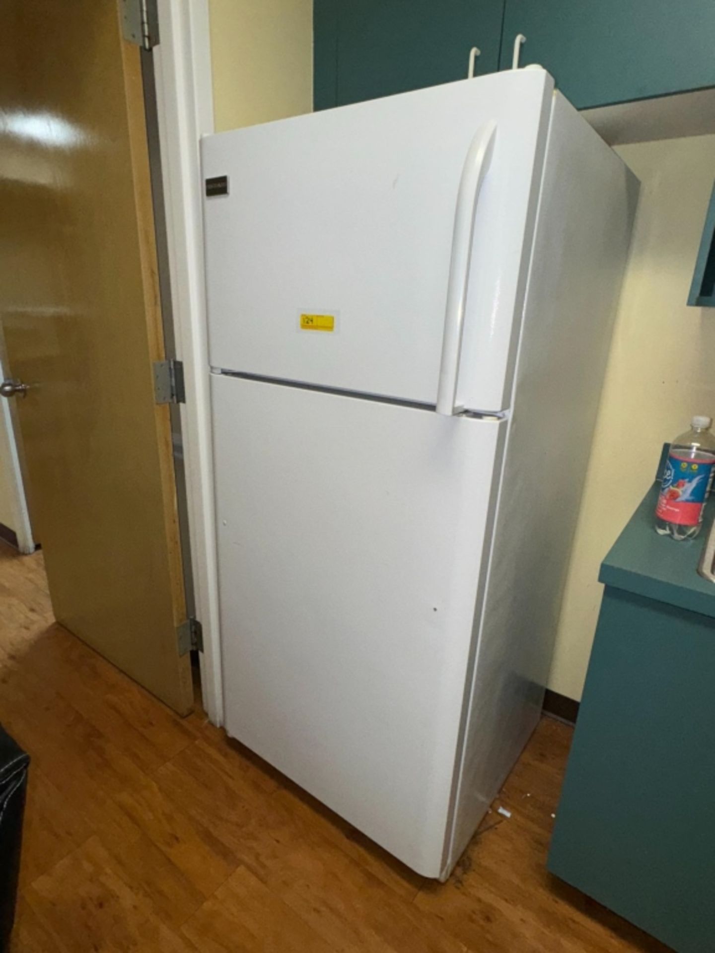 FRIGIDAIRE REFRIGERATOR, FULL SIZE FREEZER