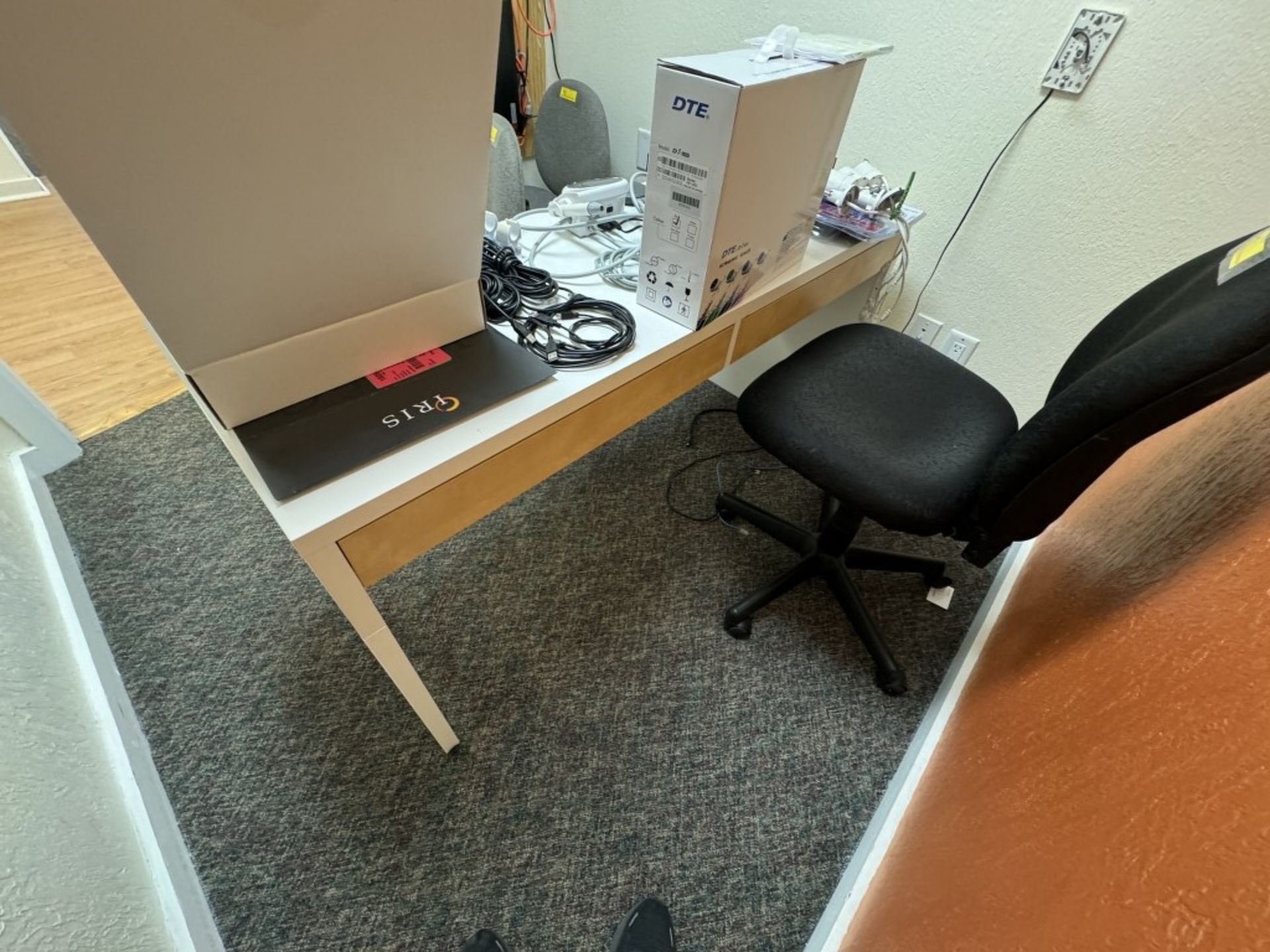 LOT CONSISTING OF OFFICE FURNITURE - Image 2 of 4