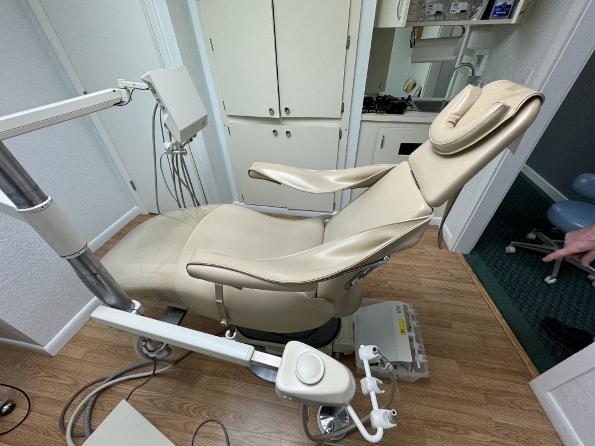 BEVER STATE DENTAL PATIENT CHAIR - Image 7 of 9