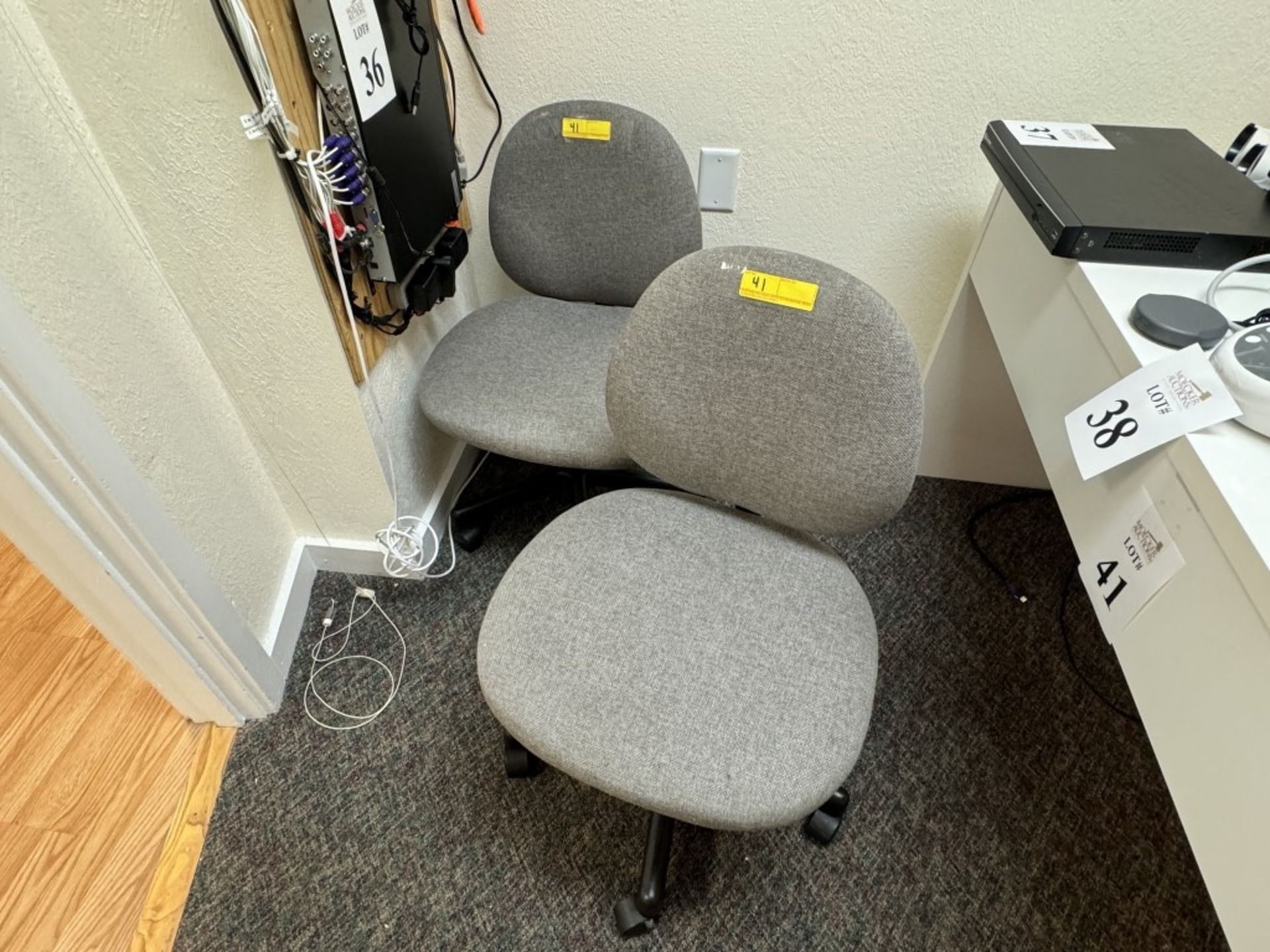 LOT CONSISTING OF OFFICE FURNITURE - Image 4 of 4