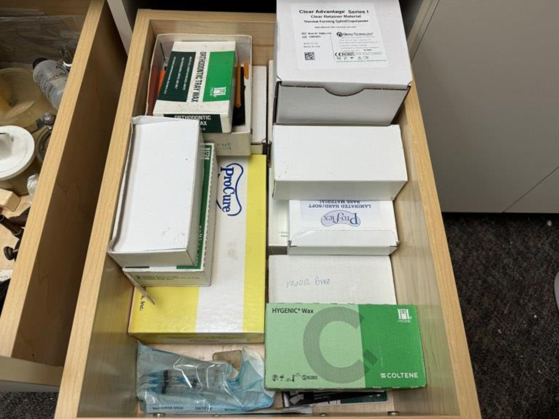 LARGE LOT OF CONSISTING OF DENTAL SUPPLIES - Image 3 of 10