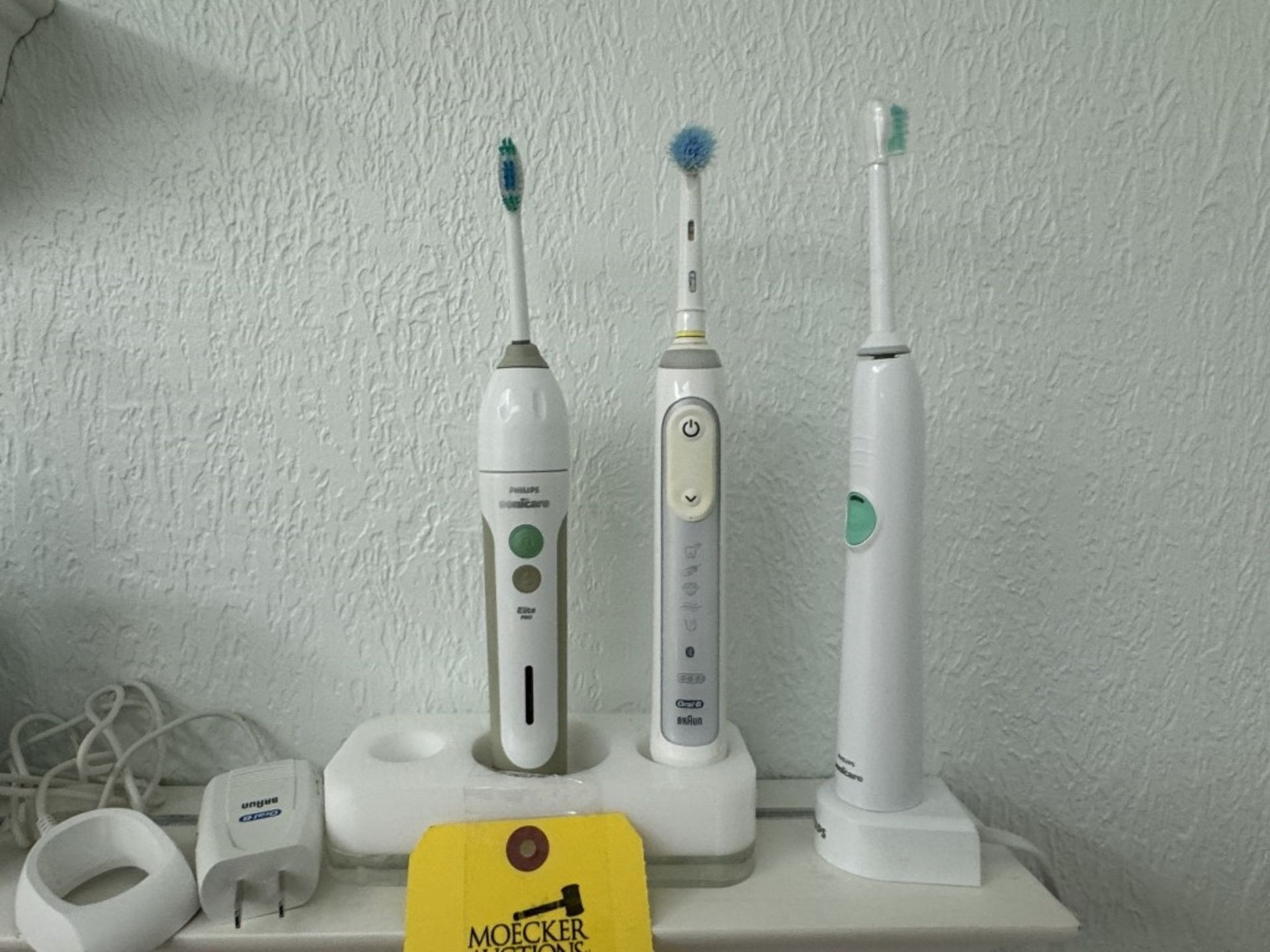 LOT CONSISTING OF ELECTRIC TOOTHBRUSHES - Image 3 of 3