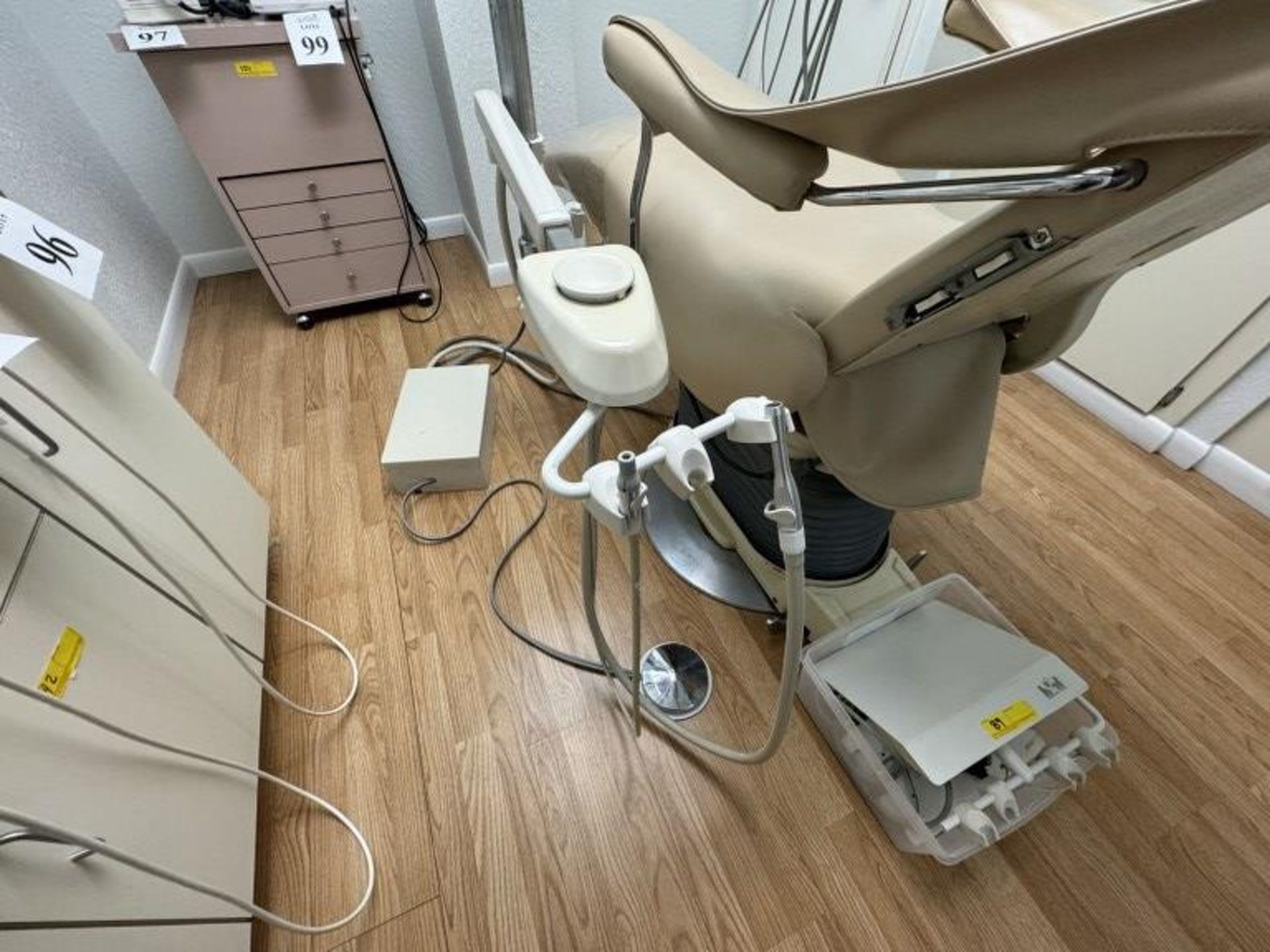 BEVER STATE DENTAL PATIENT CHAIR - Image 5 of 9