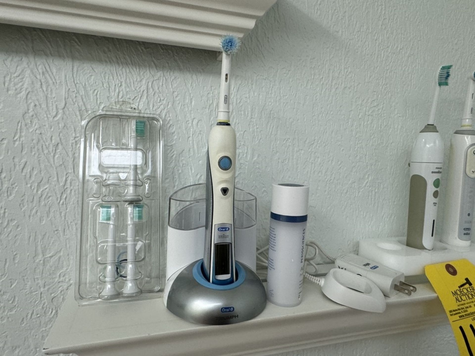 LOT CONSISTING OF ELECTRIC TOOTHBRUSHES - Image 2 of 3