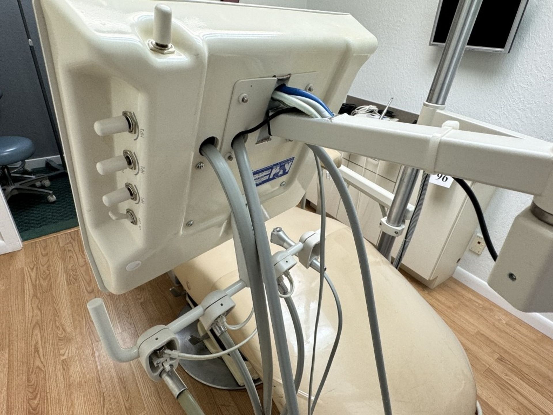 BEVER STATE DENTAL PATIENT CHAIR - Image 3 of 9