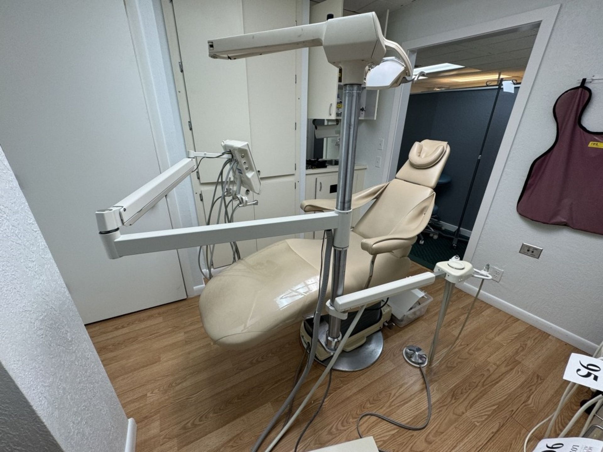 BEVER STATE DENTAL PATIENT CHAIR - Image 4 of 9