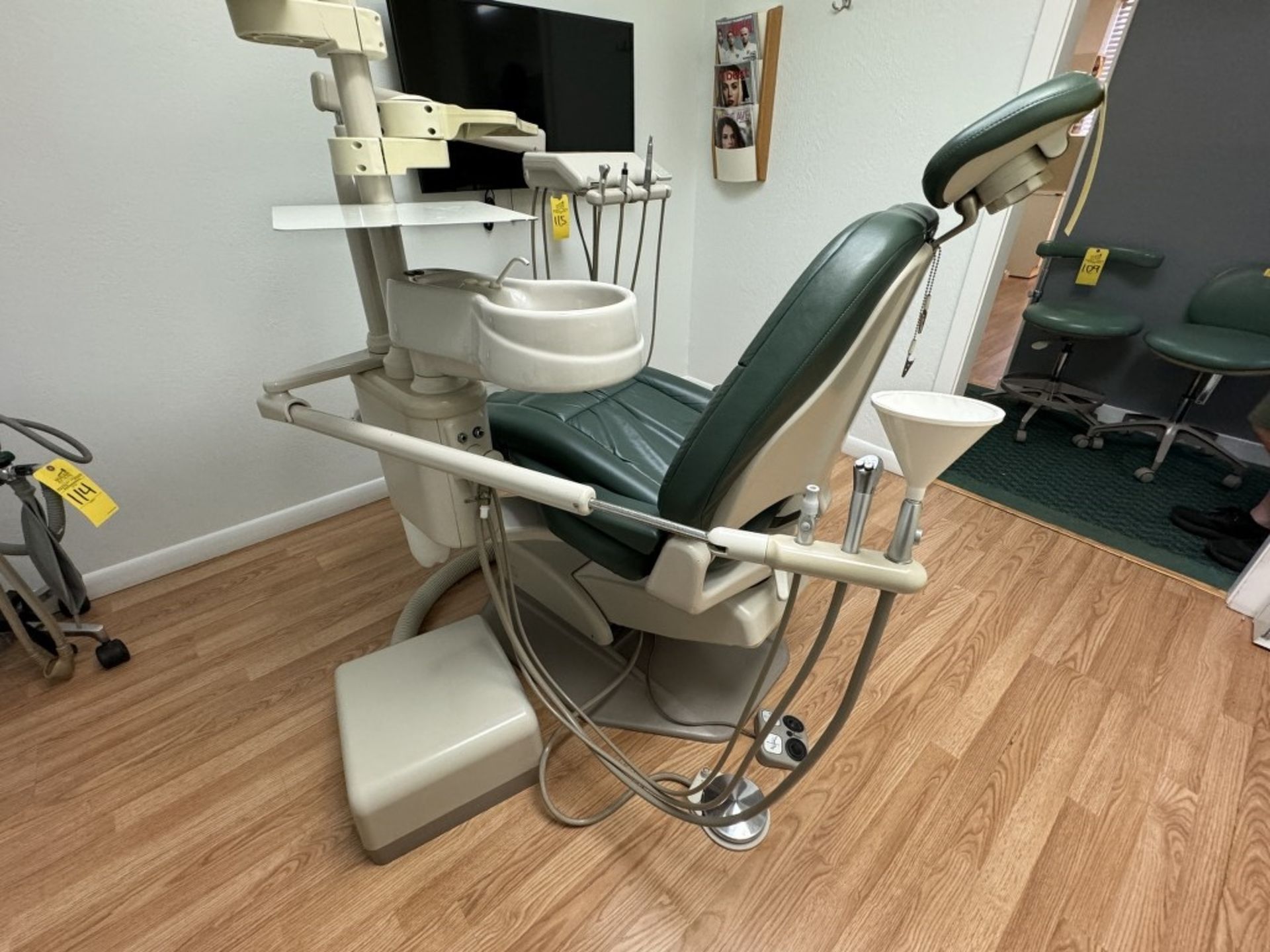 ADEC DENTAL CHAIR, MODEL: 1040 - Image 6 of 9