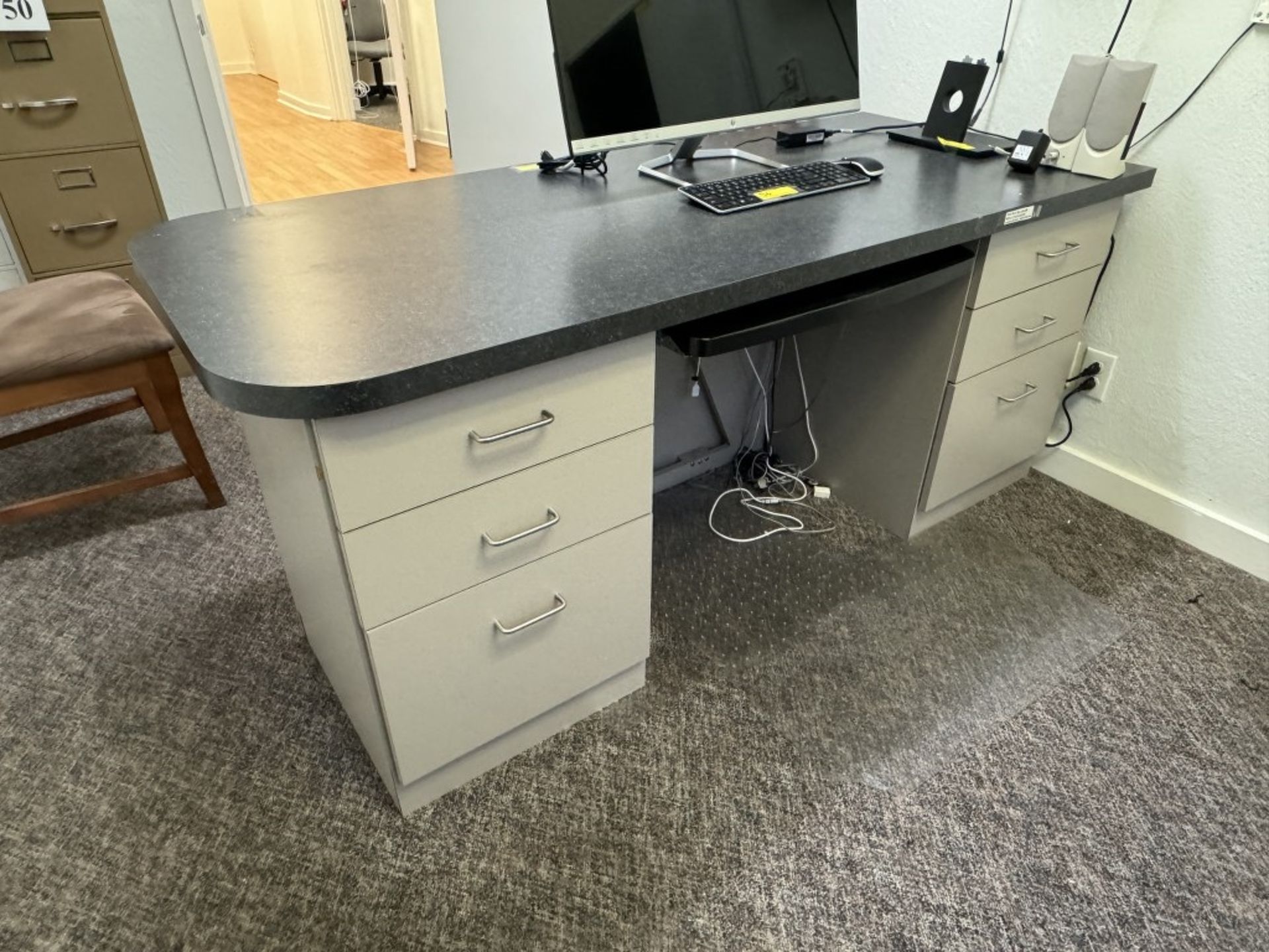LOT CONSISTING OF OFFICE FURNITURE - Image 2 of 5