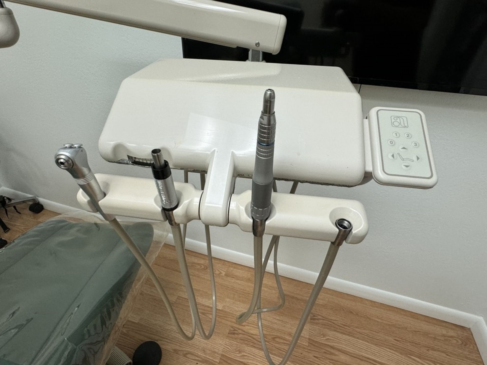 ADEC DENTAL CHAIR, MODEL: 1040 - Image 2 of 9