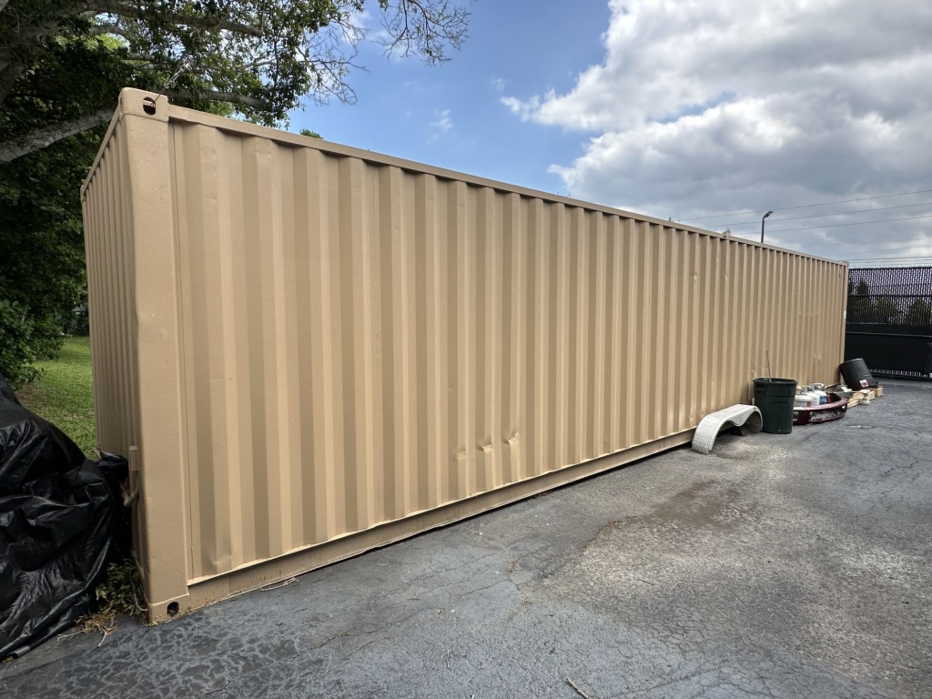 40' SHIPPING CONTAINER WITH ELECTRICAL - Image 2 of 5