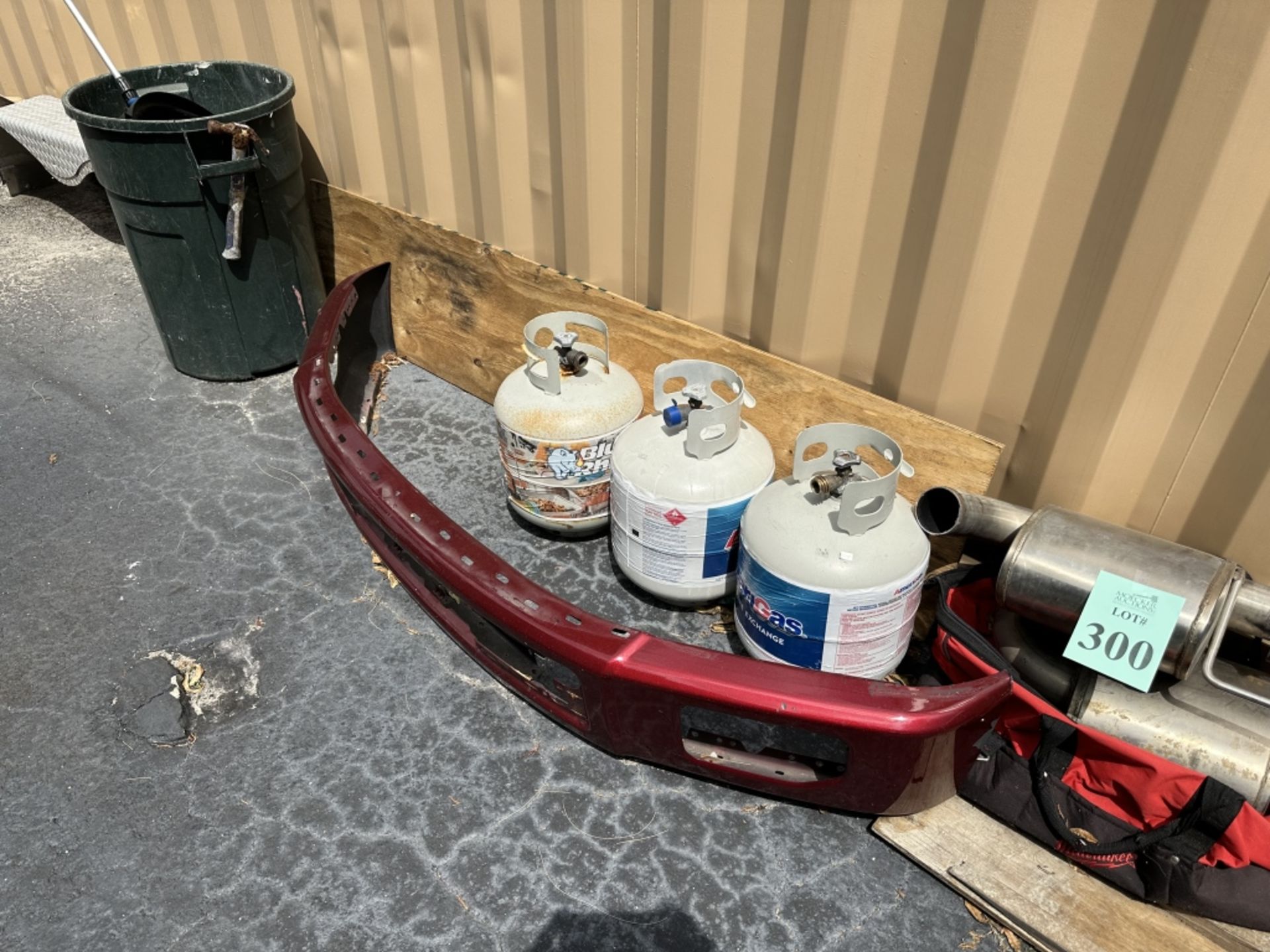 LOT CONSISTING OF MISCELLANEOUS CAR AND BOAT PARTS - Image 2 of 3