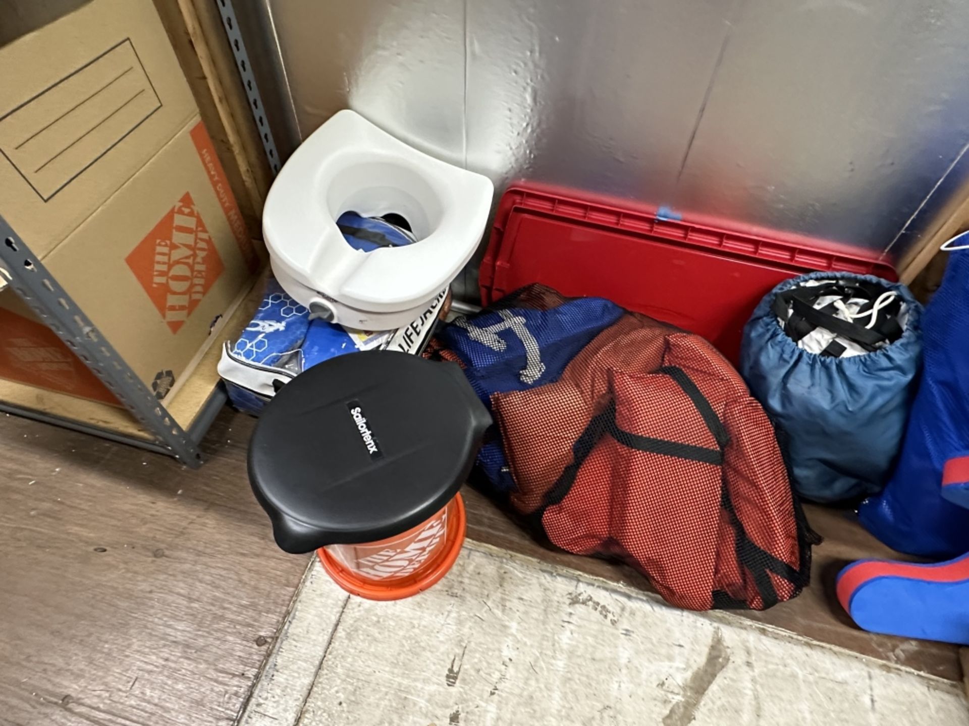 LOT CONSISTING OF: LIFE JACKETS AND FLOATS - Image 2 of 3