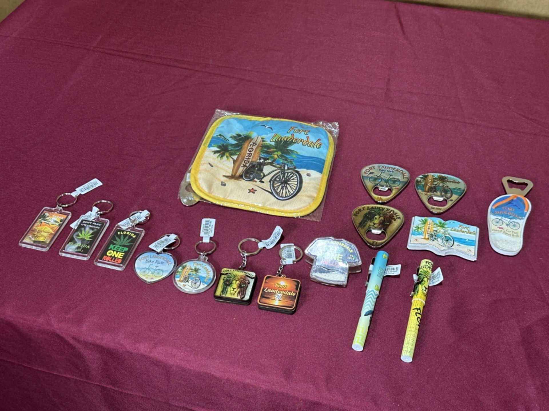 LOT CONSISTING OF ASSORTED BEACH-THEMED SOUVENIRS - Image 6 of 6