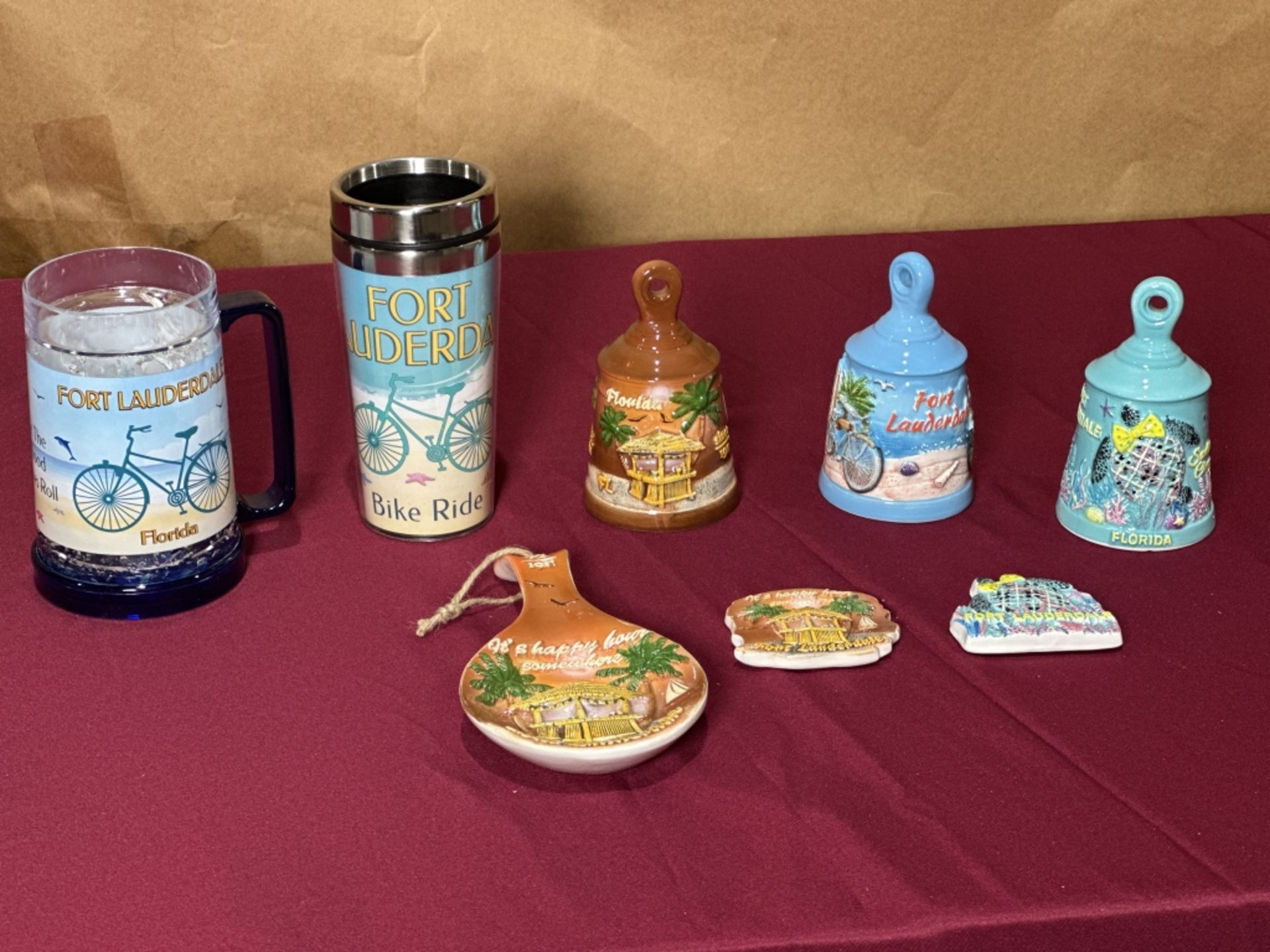 LOT CONSISTING OF ASSORTED BEACH-THEMED SOUVENIRS - Image 7 of 10