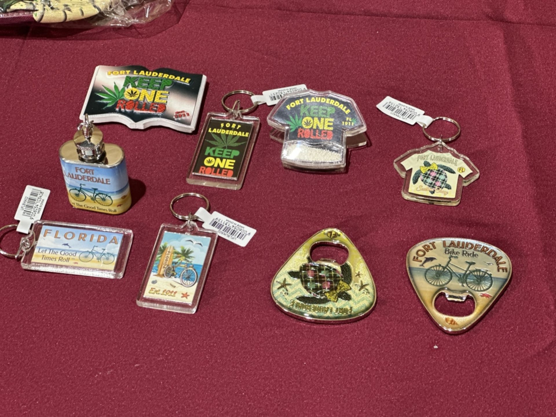 LOT CONSISTING OF ASSORTED BEACH-THEMED SOUVENIRS - Image 3 of 8