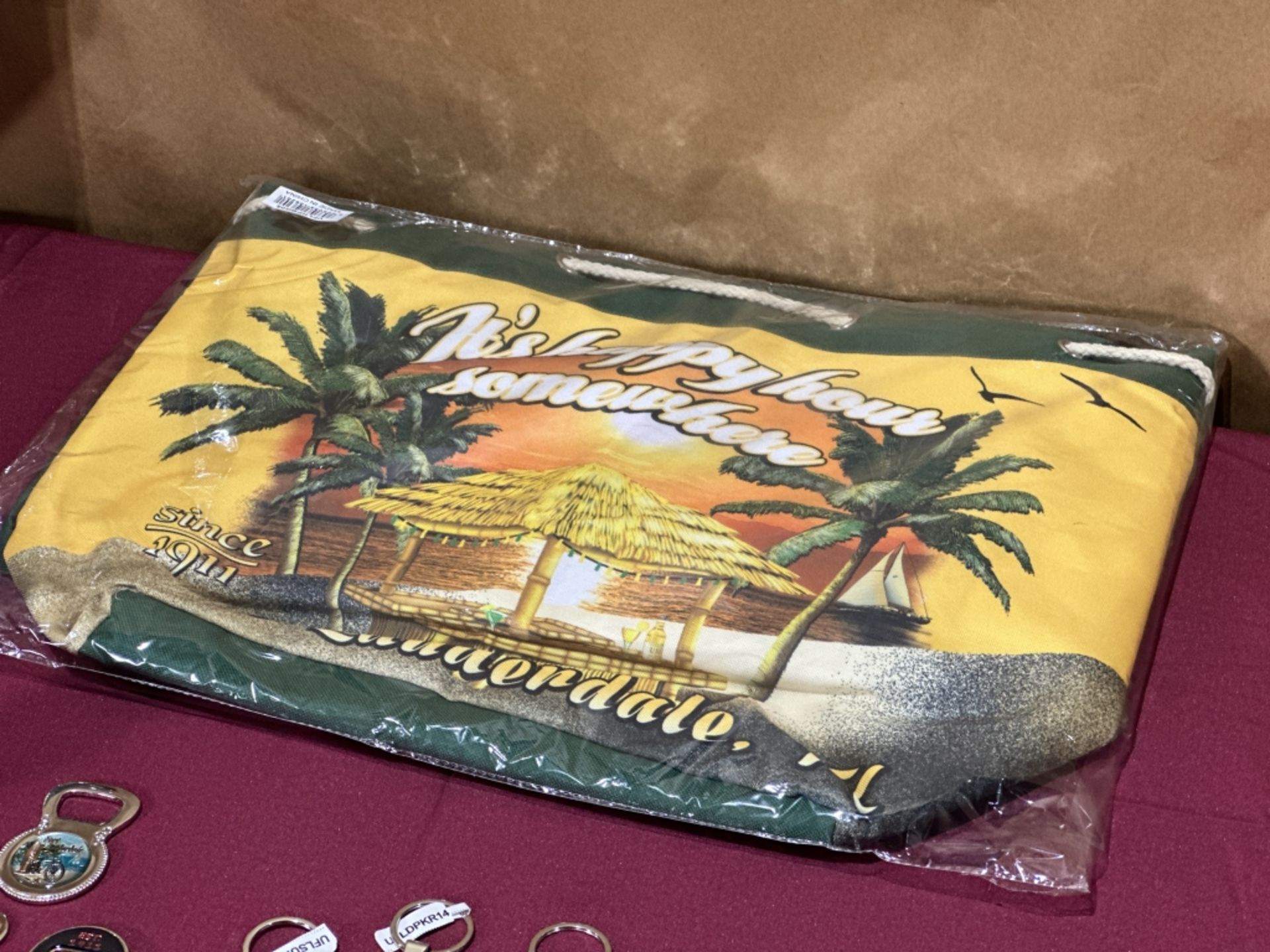 LOT CONSISTING OF ASSORTED BEACH-THEMED SOUVENIRS - Image 3 of 10