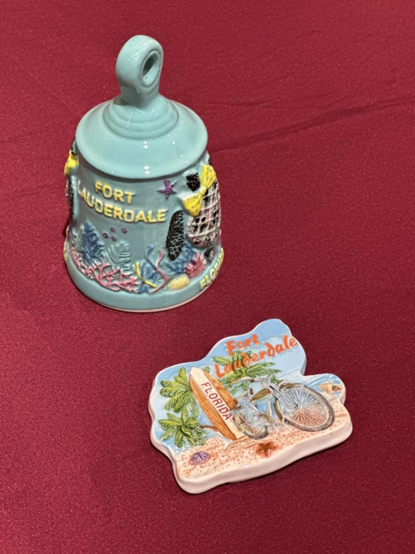 LOT CONSISTING OF ASSORTED BEACH-THEMED SOUVENIRS - Image 5 of 10