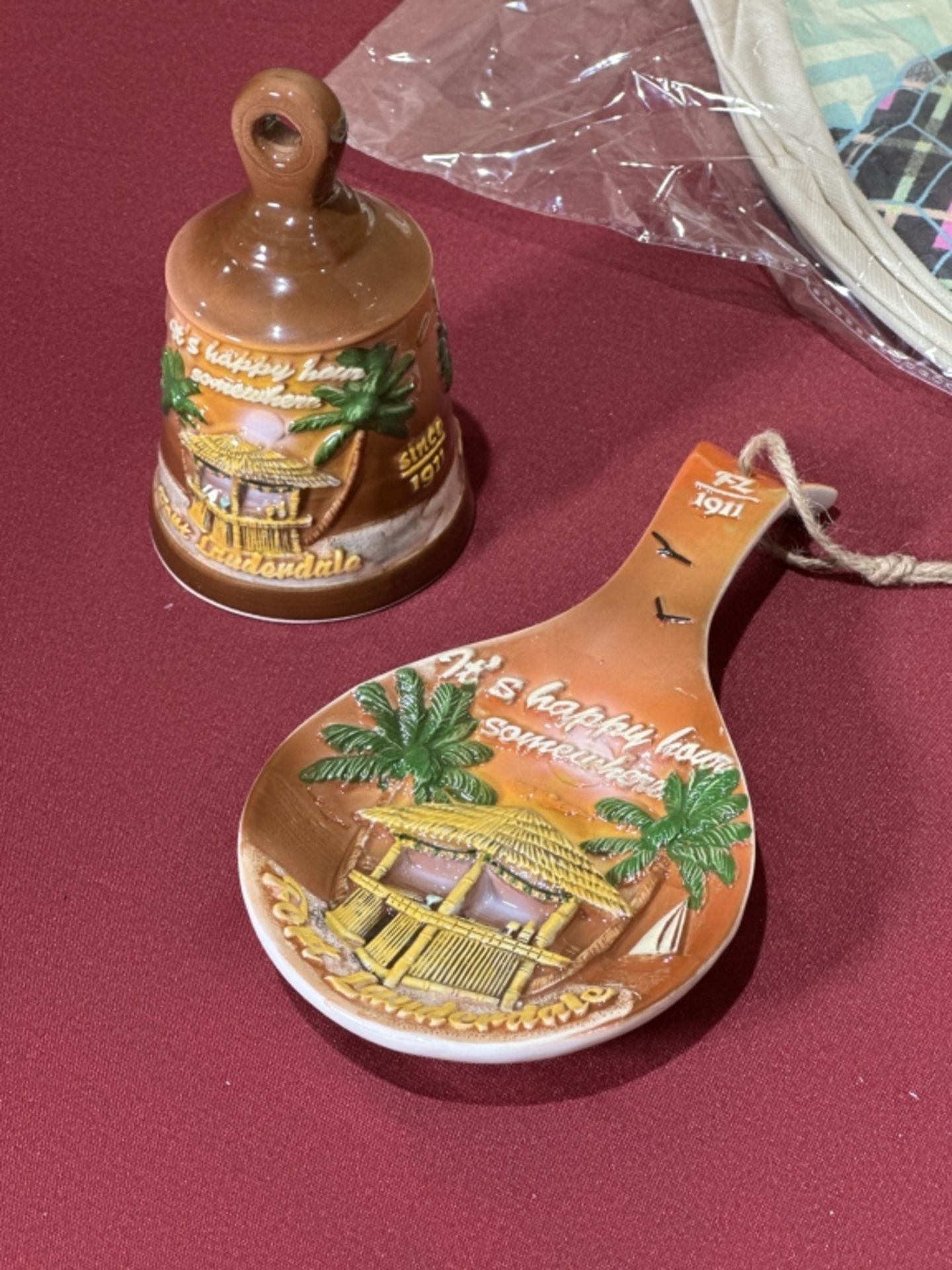 LOT CONSISTING OF ASSORTED BEACH-THEMED SOUVENIRS - Image 3 of 5