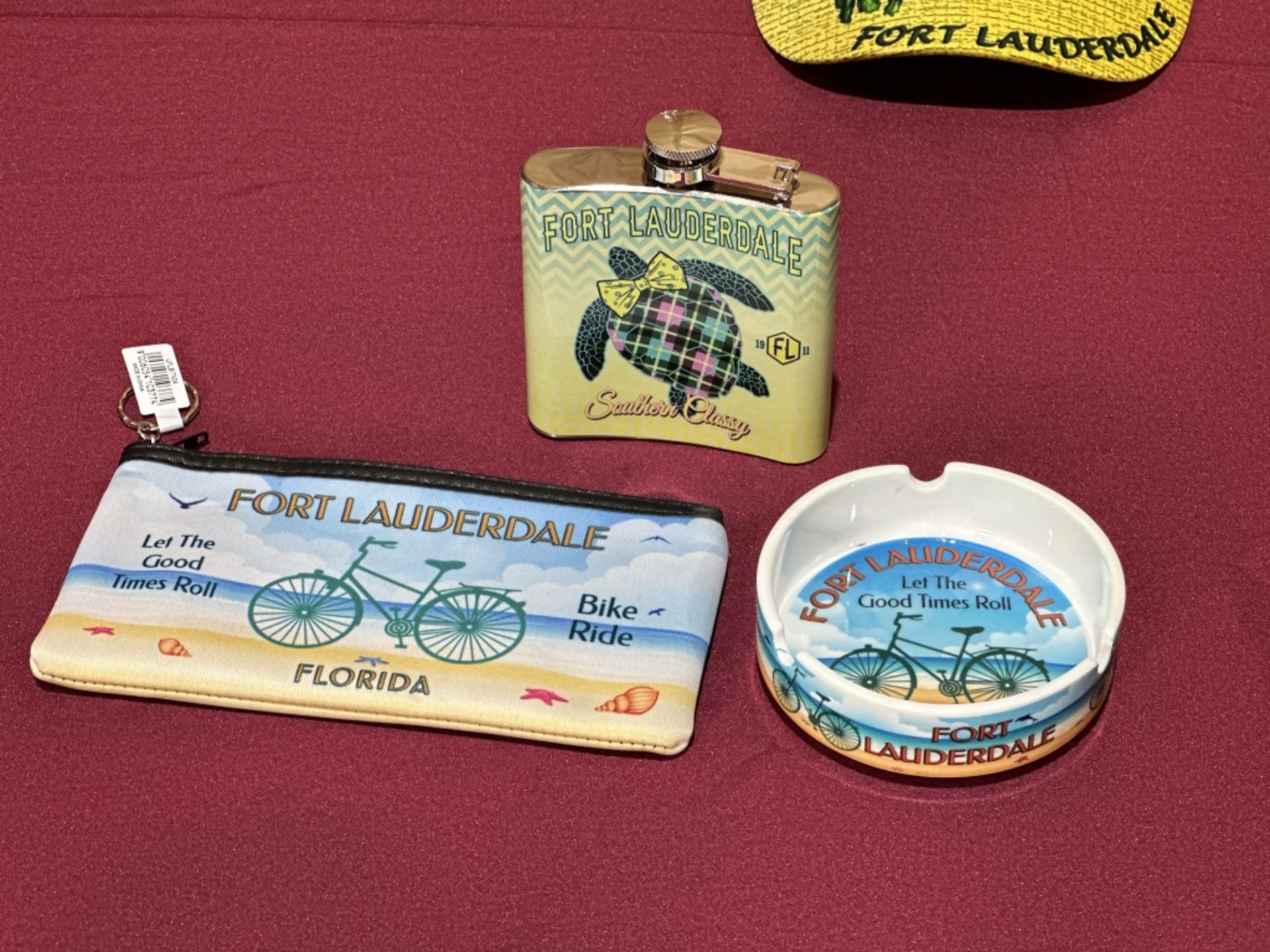 LOT CONSISTING OF ASSORTED BEACH-THEMED SOUVENIRS - Image 3 of 7