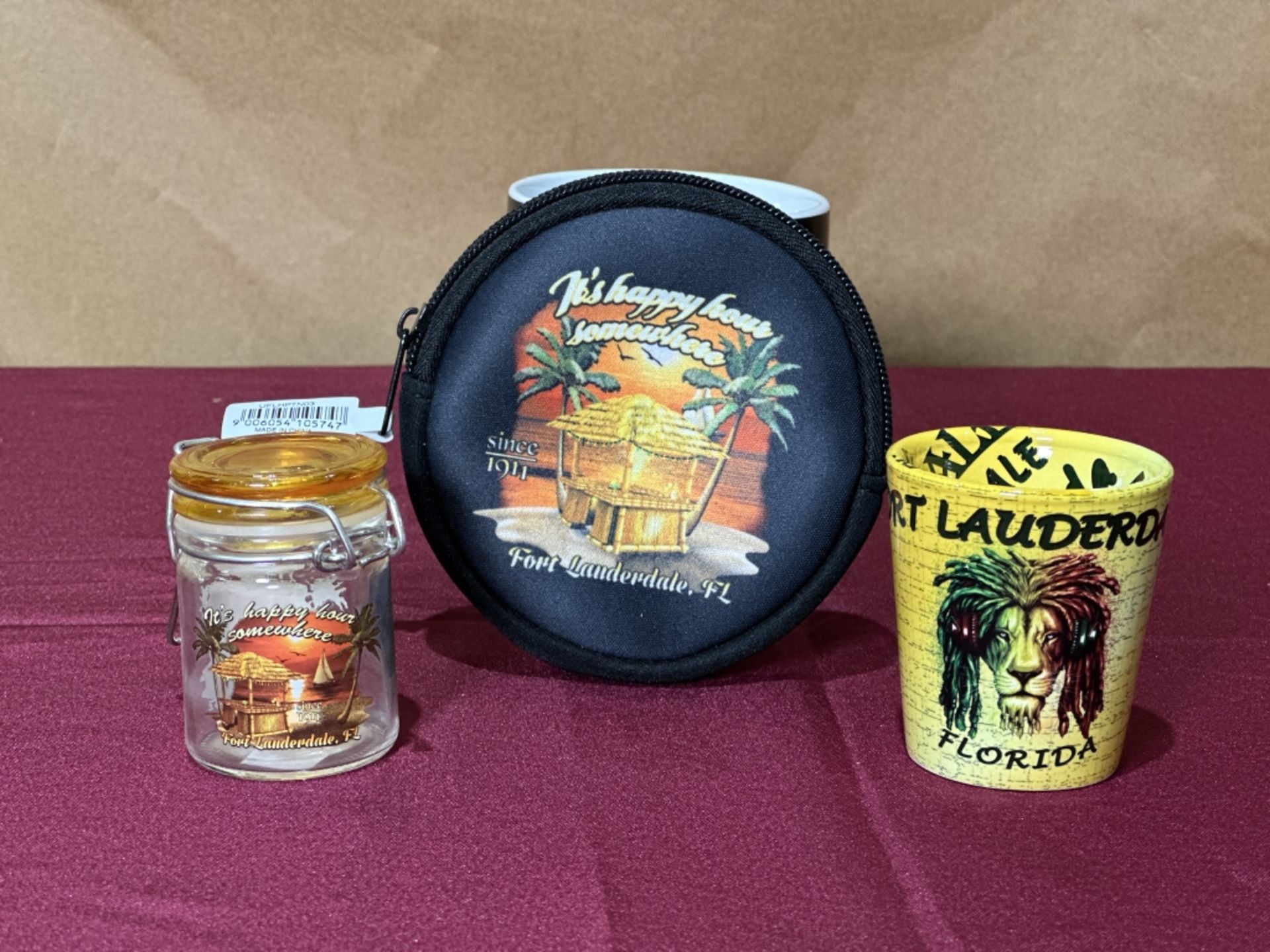 LOT CONSISTING OF ASSORTED BEACH-THEMED SOUVENIRS - Image 11 of 11