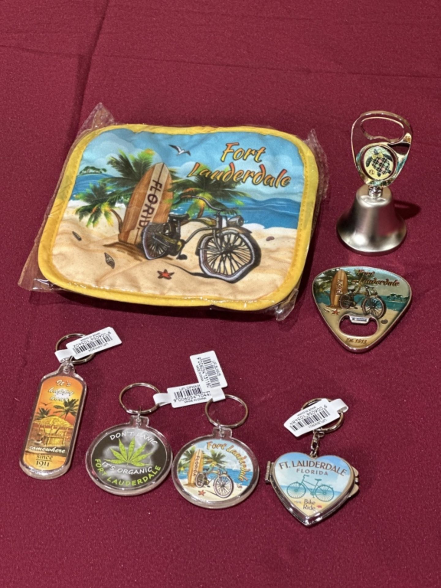 LOT CONSISTING OF ASSORTED BEACH-THEMED SOUVENIRS - Bild 8 aus 9