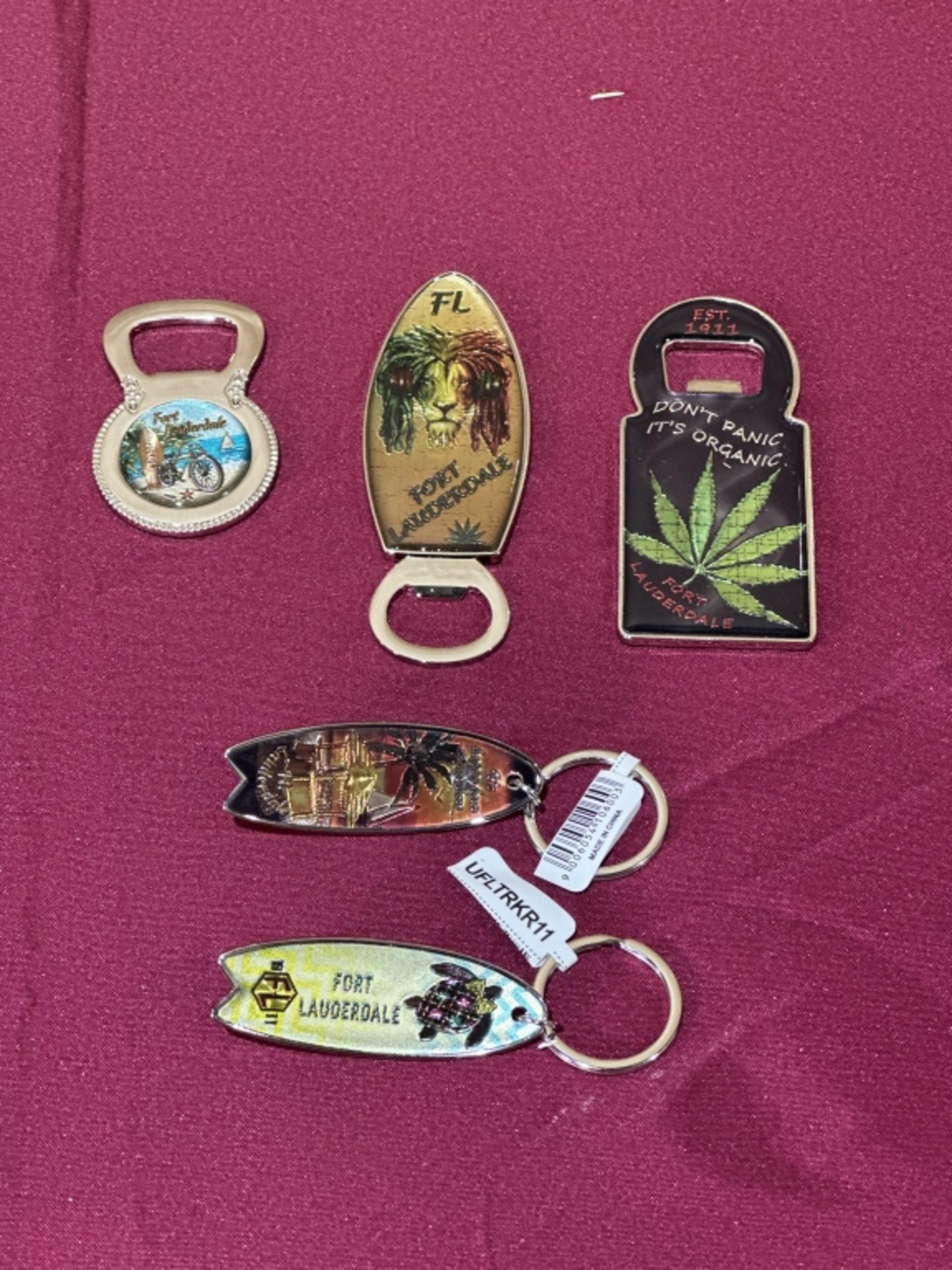 LOT CONSISTING OF ASSORTED BEACH-THEMED SOUVENIRS - Image 6 of 10