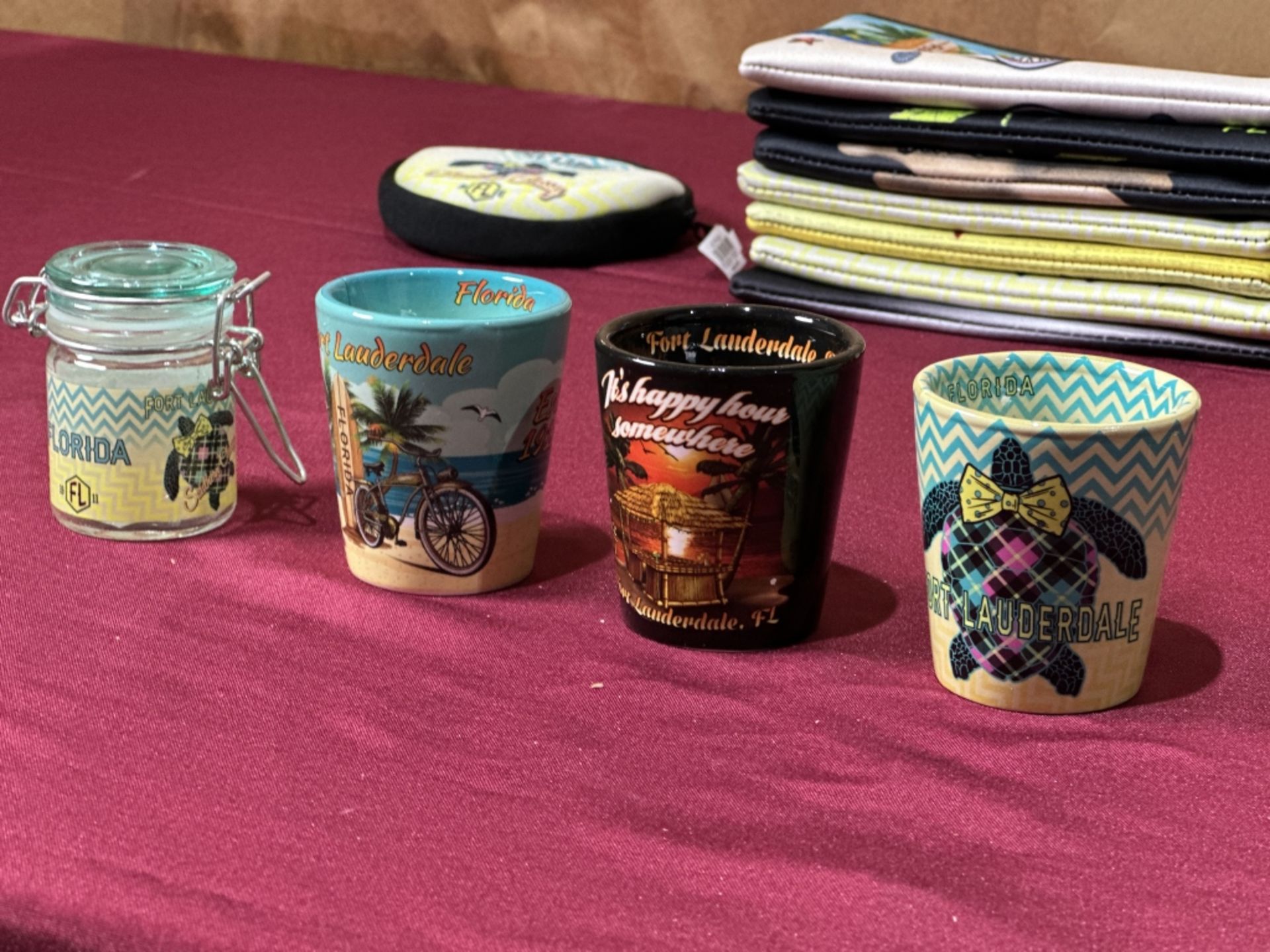 LOT CONSISTING OF ASSORTED BEACH-THEMED SOUVENIRS - Image 5 of 9