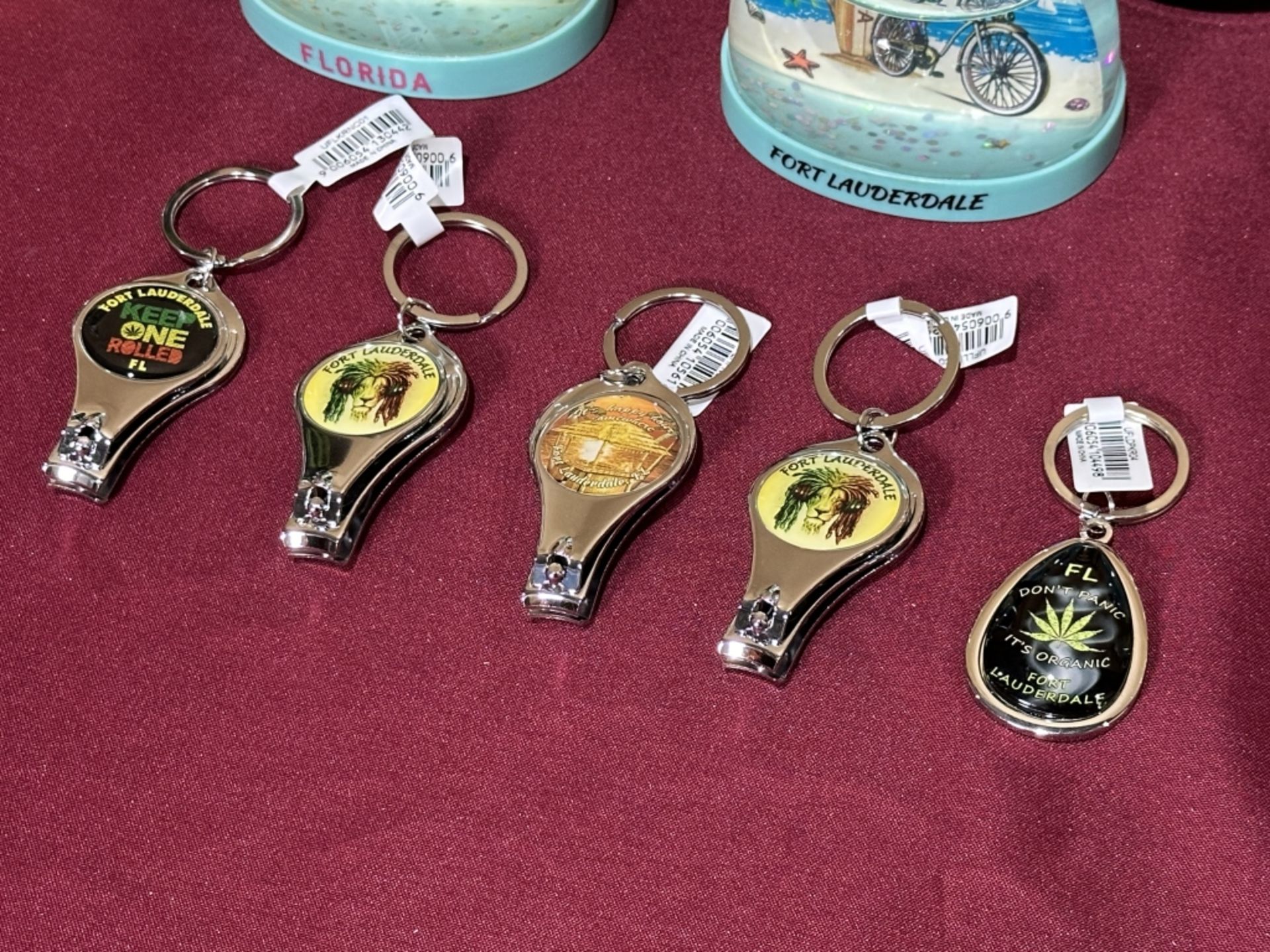 LOT CONSISTING OF ASSORTED BEACH-THEMED SOUVENIRS - Image 2 of 12