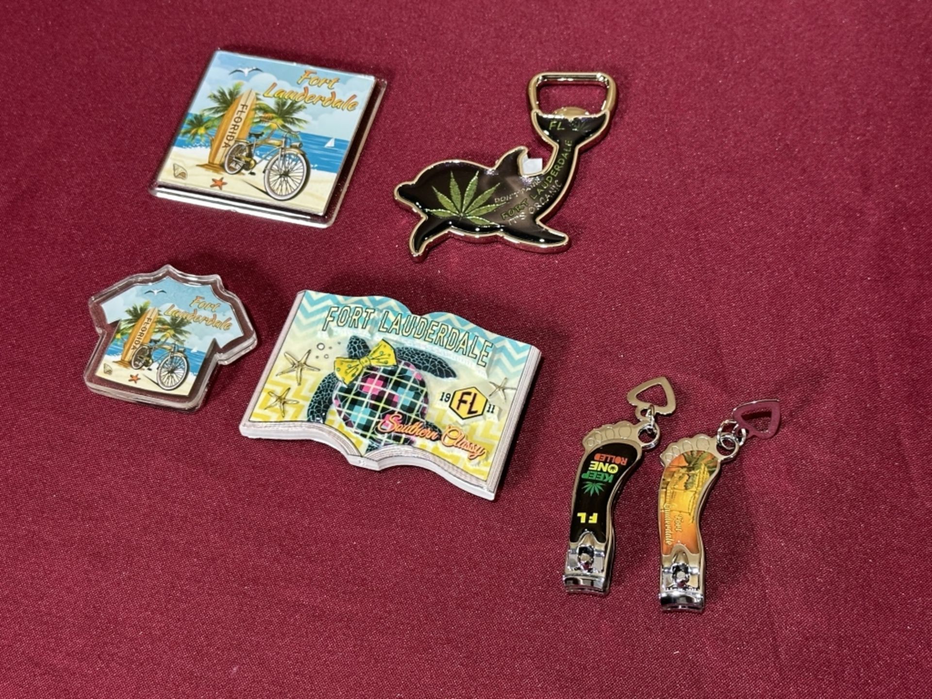 LOT CONSISTING OF ASSORTED BEACH-THEMED SOUVENIRS - Image 3 of 13