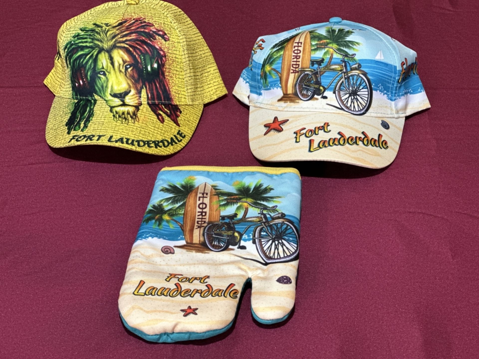 LOT CONSISTING OF ASSORTED BEACH-THEMED SOUVENIRS - Image 4 of 7