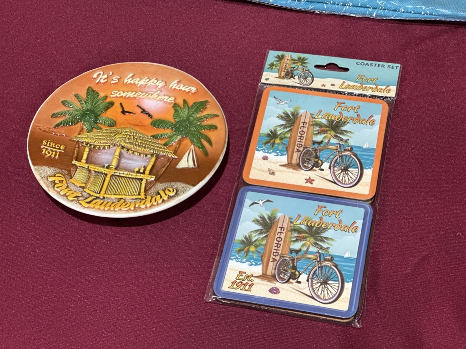 LOT CONSISTING OF ASSORTED BEACH-THEMED SOUVENIRS - Image 2 of 10