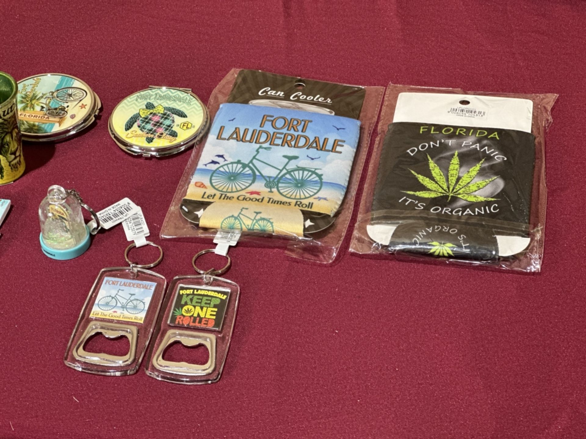 LOT CONSISTING OF ASSORTED BEACH-THEMED SOUVENIRS - Image 8 of 9