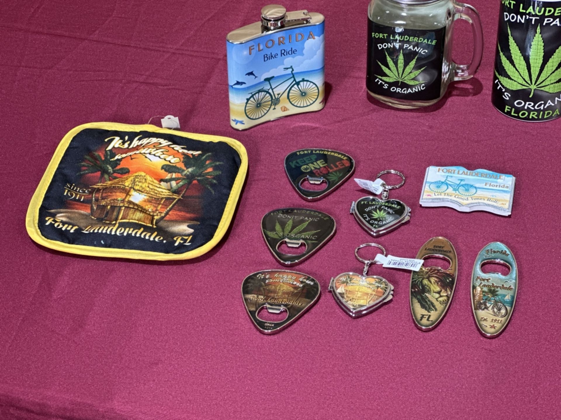 LOT CONSISTING OF ASSORTED BEACH-THEMED SOUVENIRS - Image 2 of 7