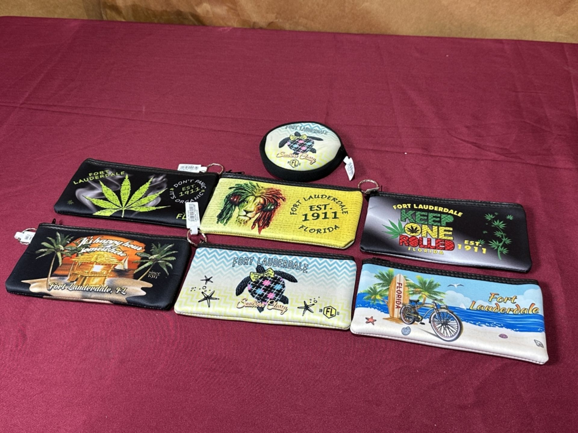 LOT CONSISTING OF ASSORTED BEACH-THEMED SOUVENIRS - Image 6 of 9