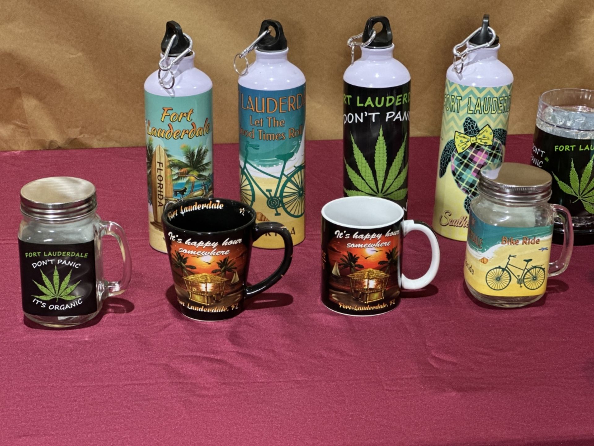 LOT CONSISTING OF ASSORTED BEACH-THEMED SOUVENIRS - Image 4 of 5