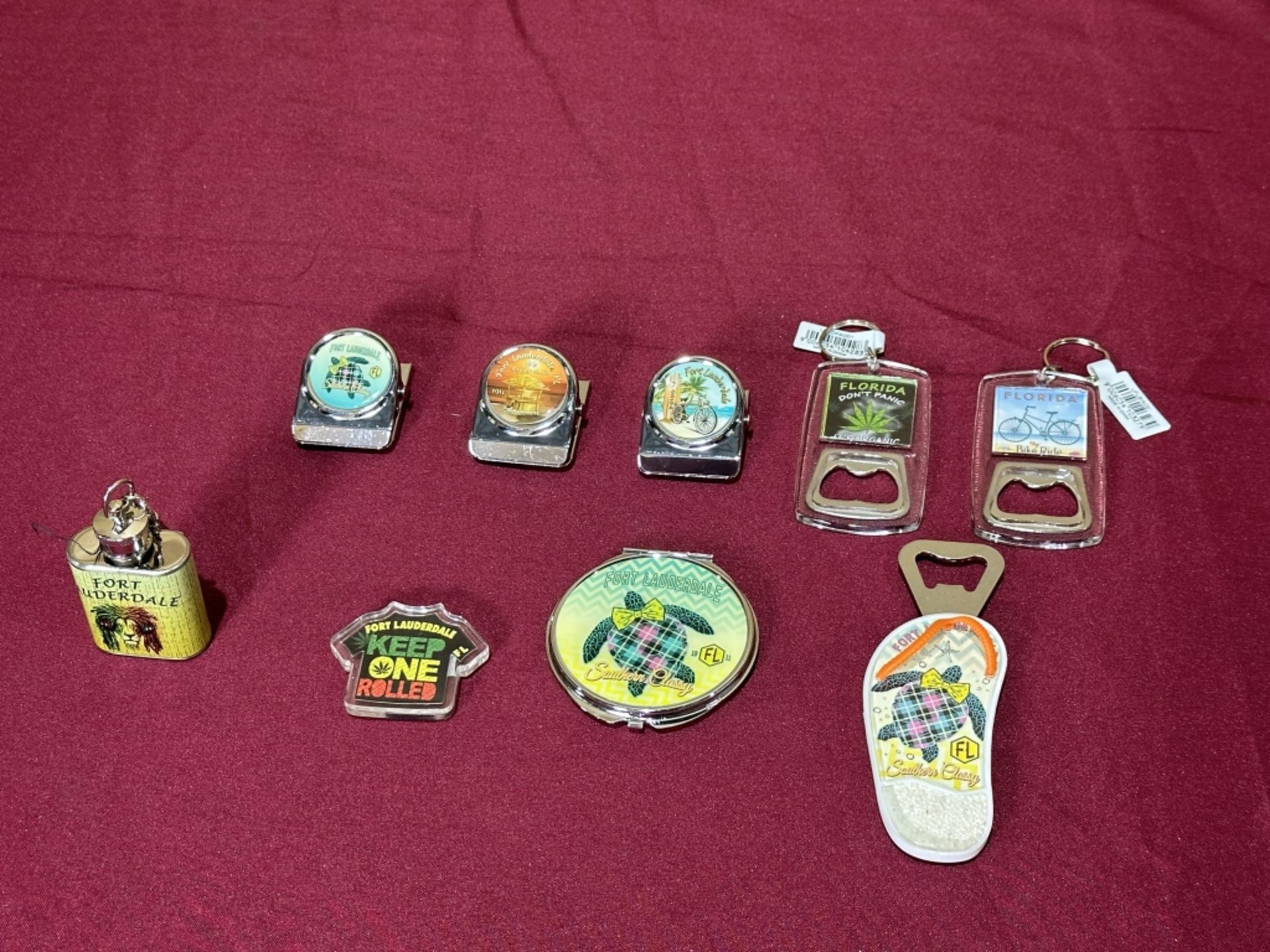 LOT CONSISTING OF ASSORTED BEACH-THEMED SOUVENIRS - Image 2 of 13